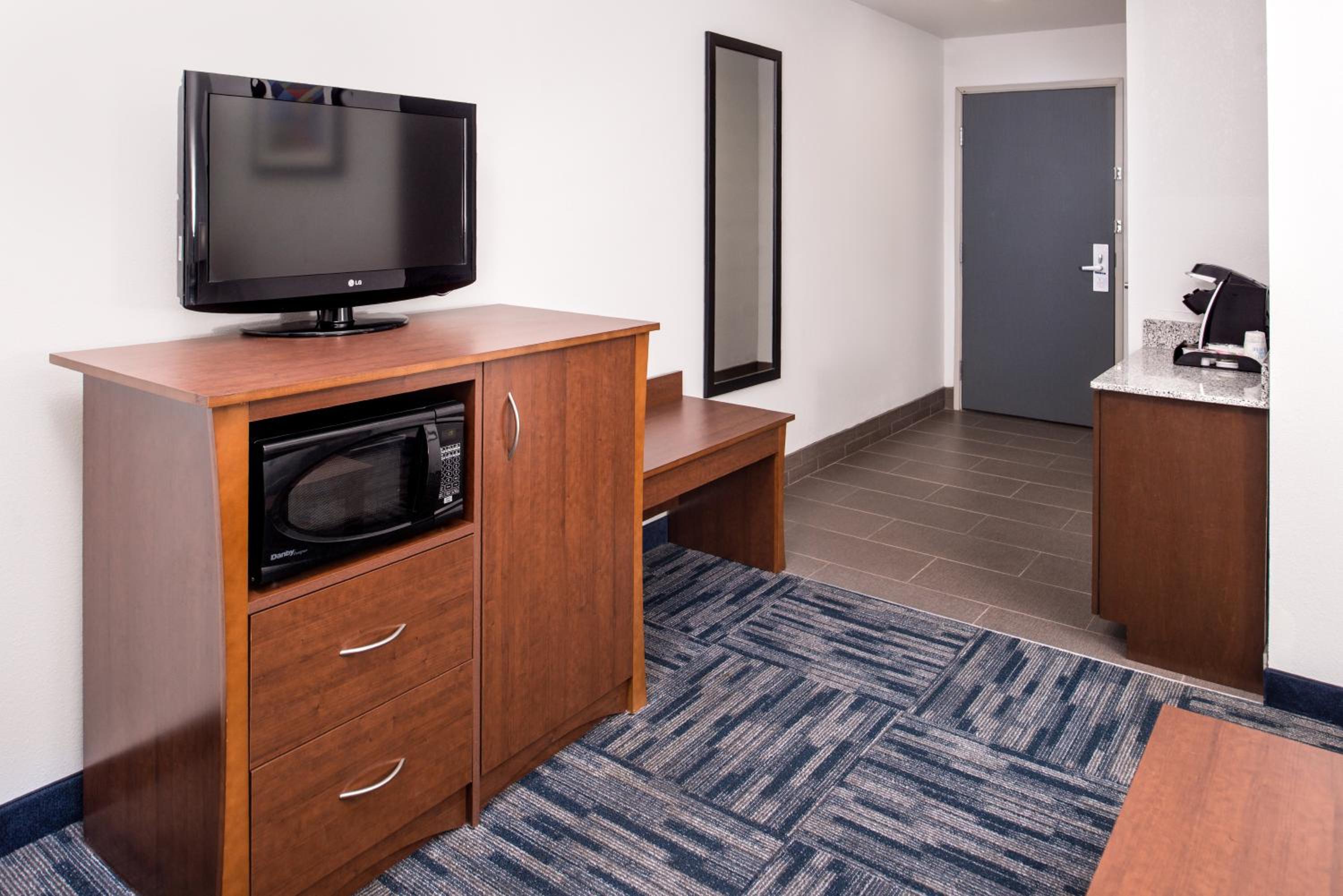King Suite with Single Sofa Bed - Photo 2