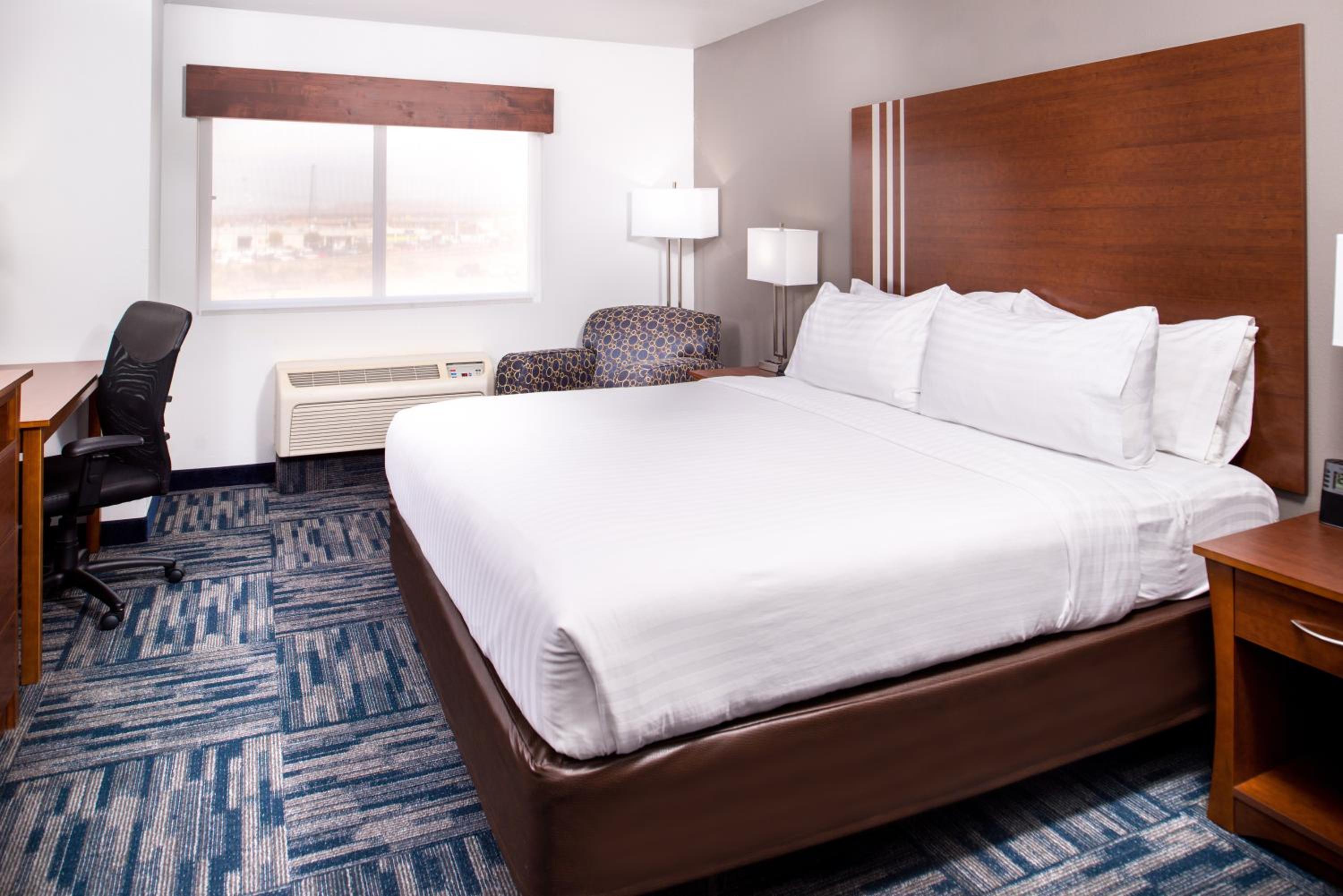 Standard King Room - Photo 5