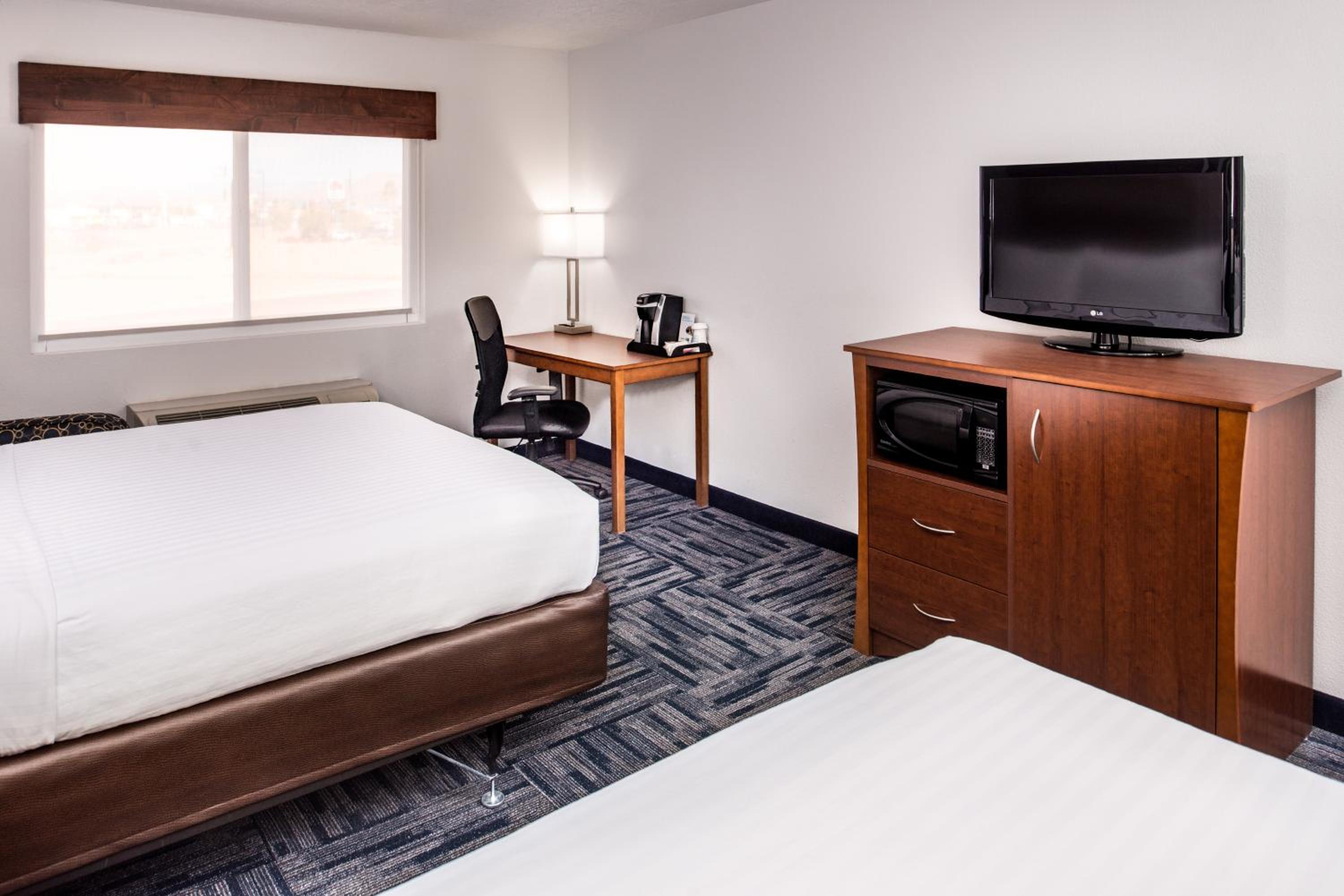 Standard Room with Two Queen Beds - Photo 2