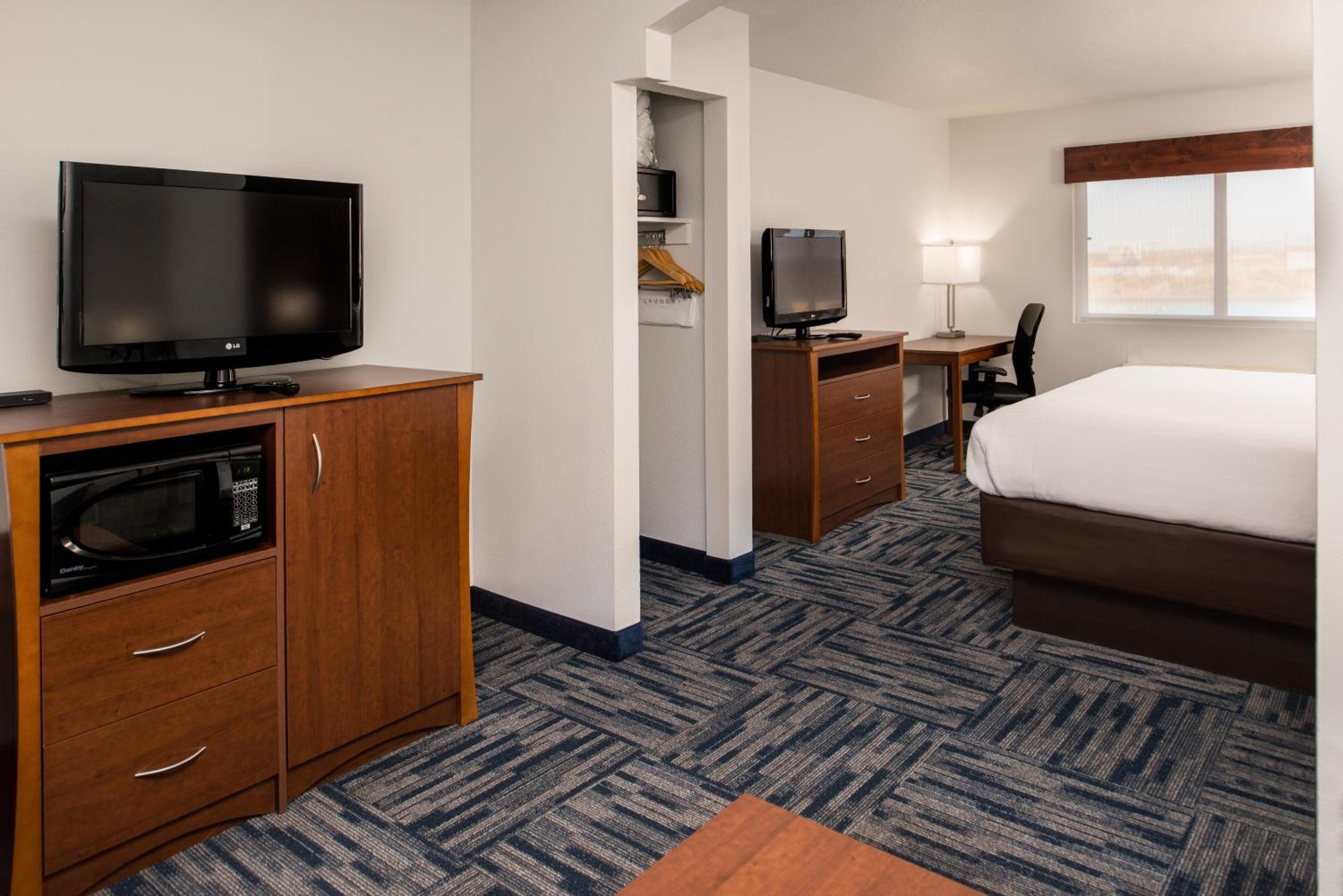 King Suite with Single Sofa Bed - Photo 5