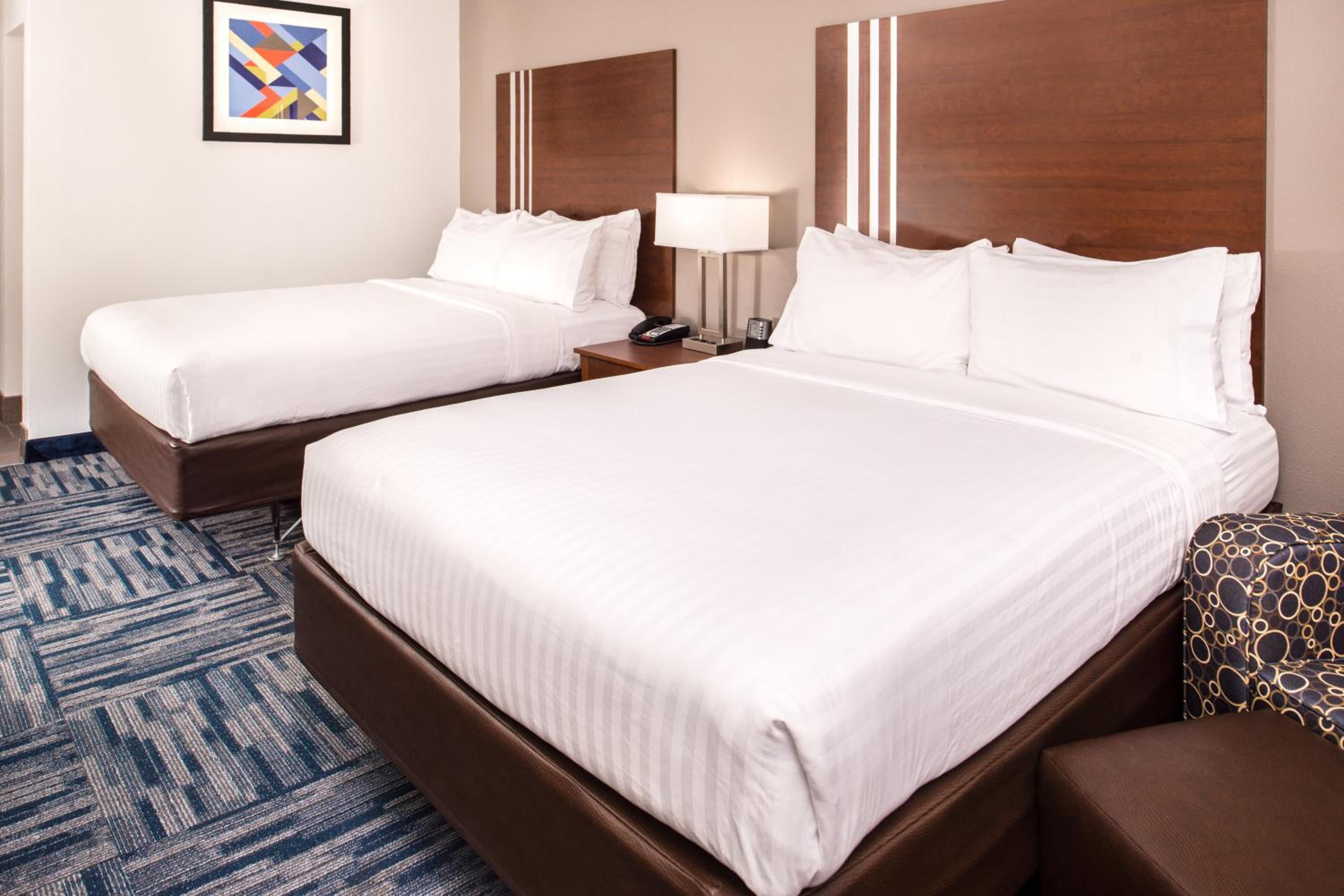 Standard Room with Two Queen Beds - Photo 1