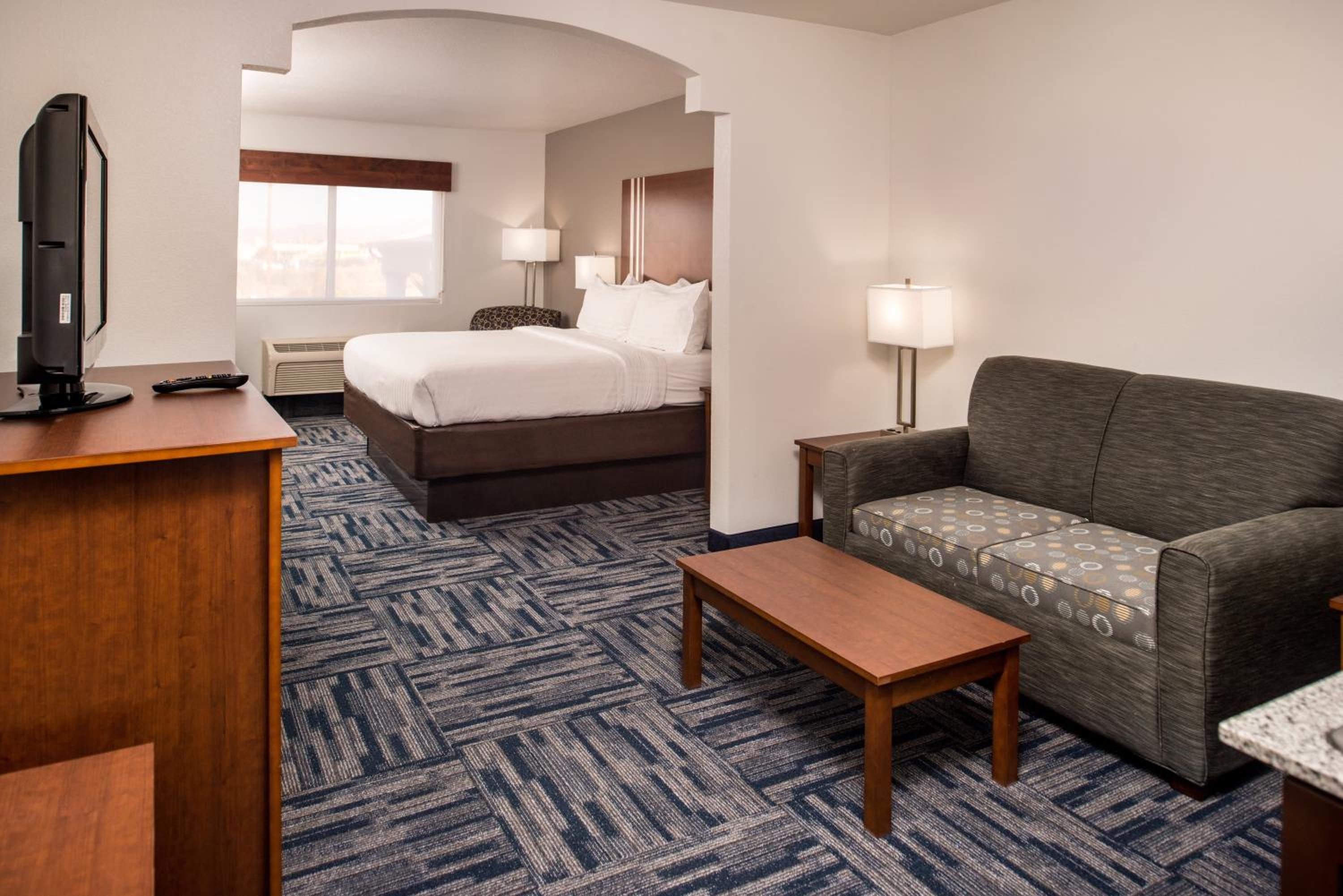 King Suite with Single Sofa Bed - Photo 3