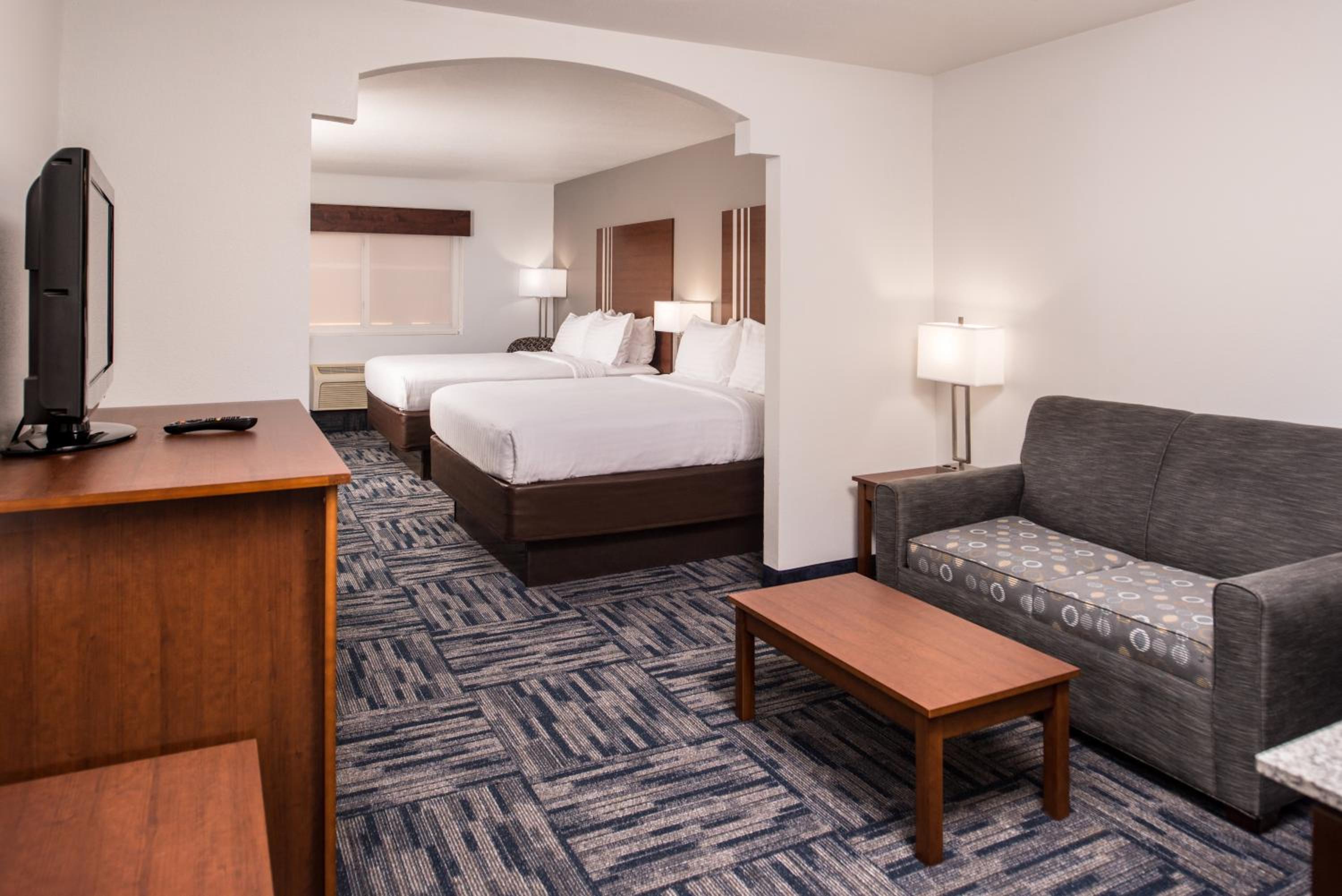 Queen Suite with Two Queen Beds and Sofa Bed - Photo 4