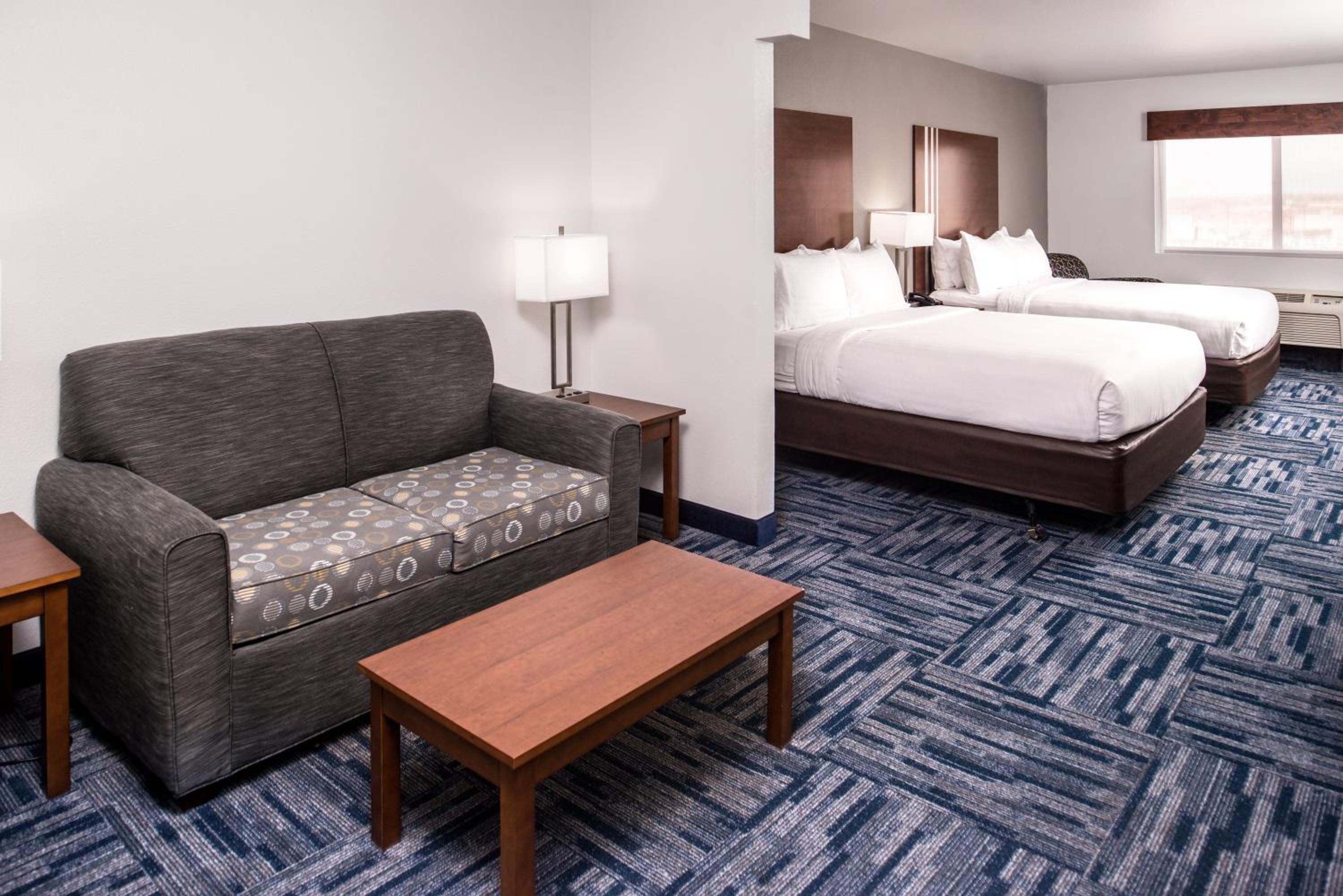Queen Suite with Two Queen Beds and Sofa Bed - Photo 2