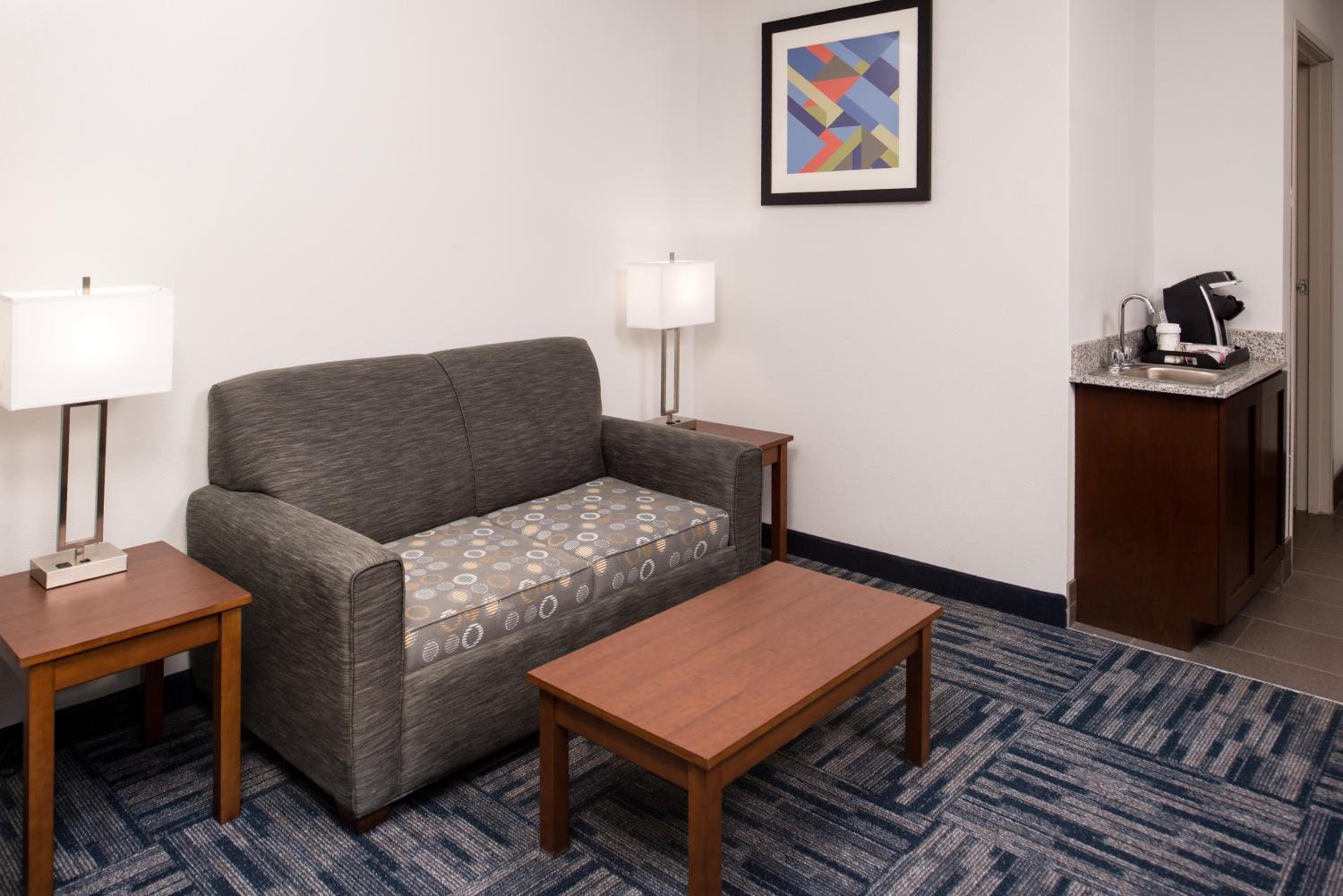 King Suite with Single Sofa Bed - Photo 1