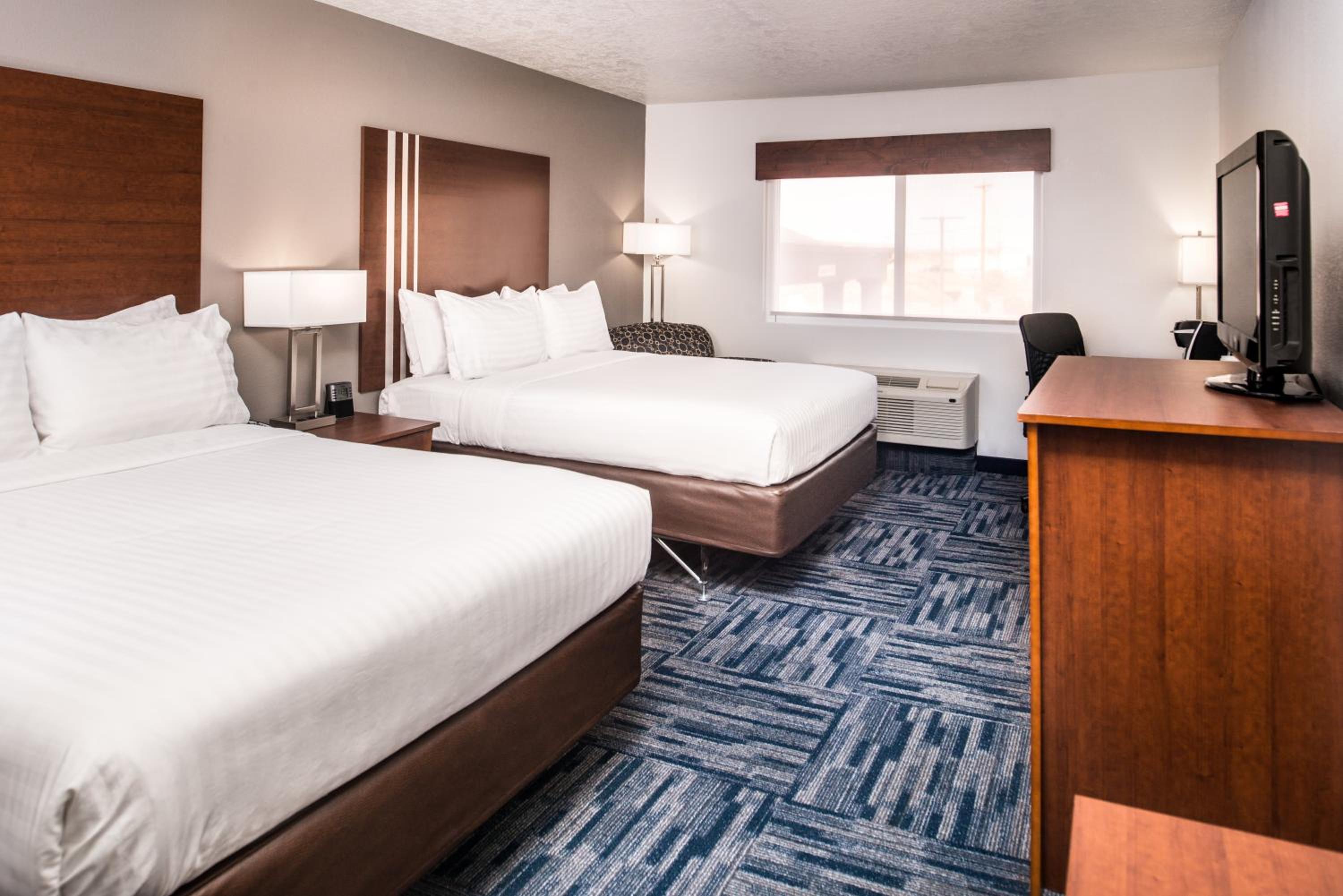 Standard Room with Two Queen Beds - Photo 3