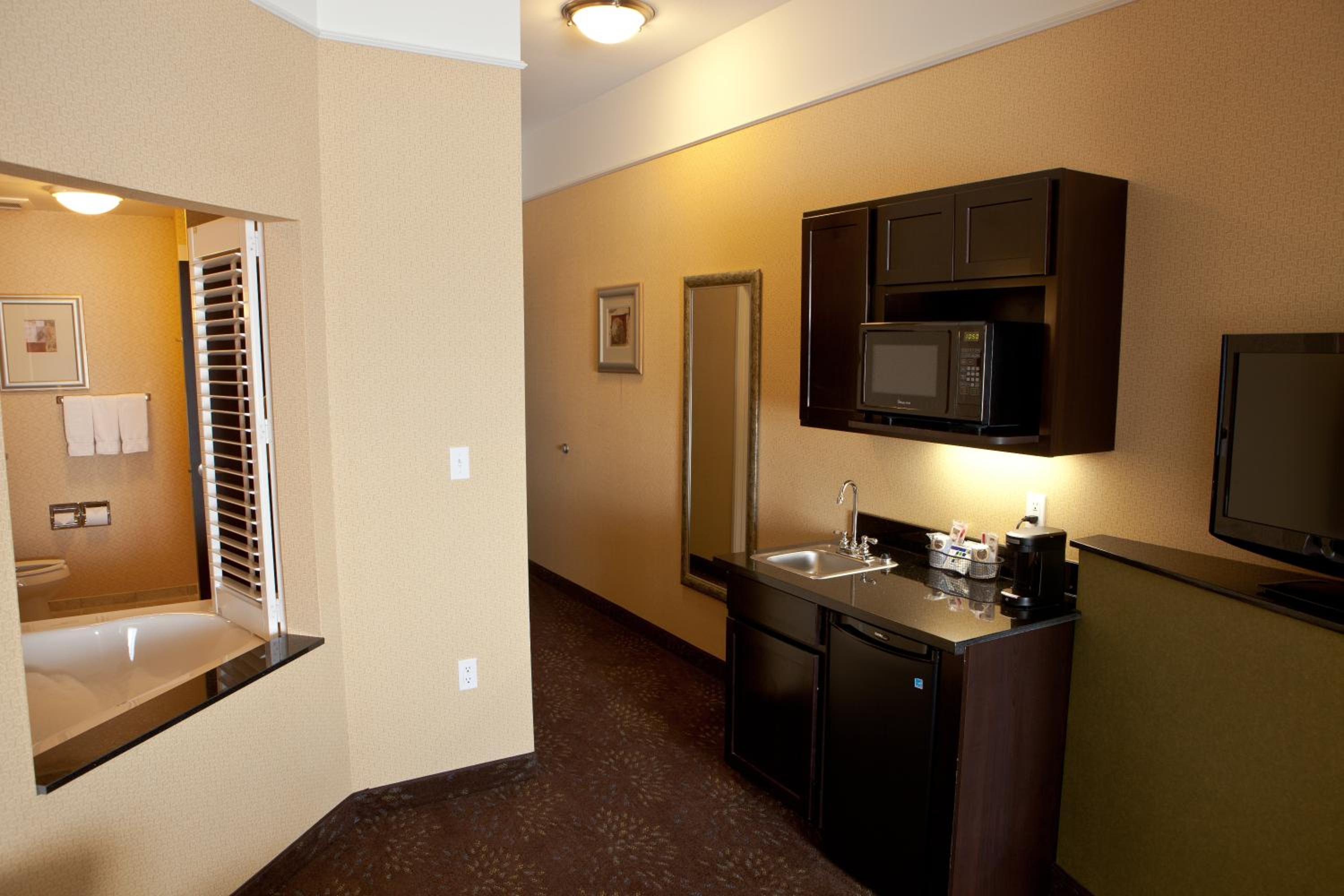 One-Bedroom King Suite with Spa Bath - Photo 3