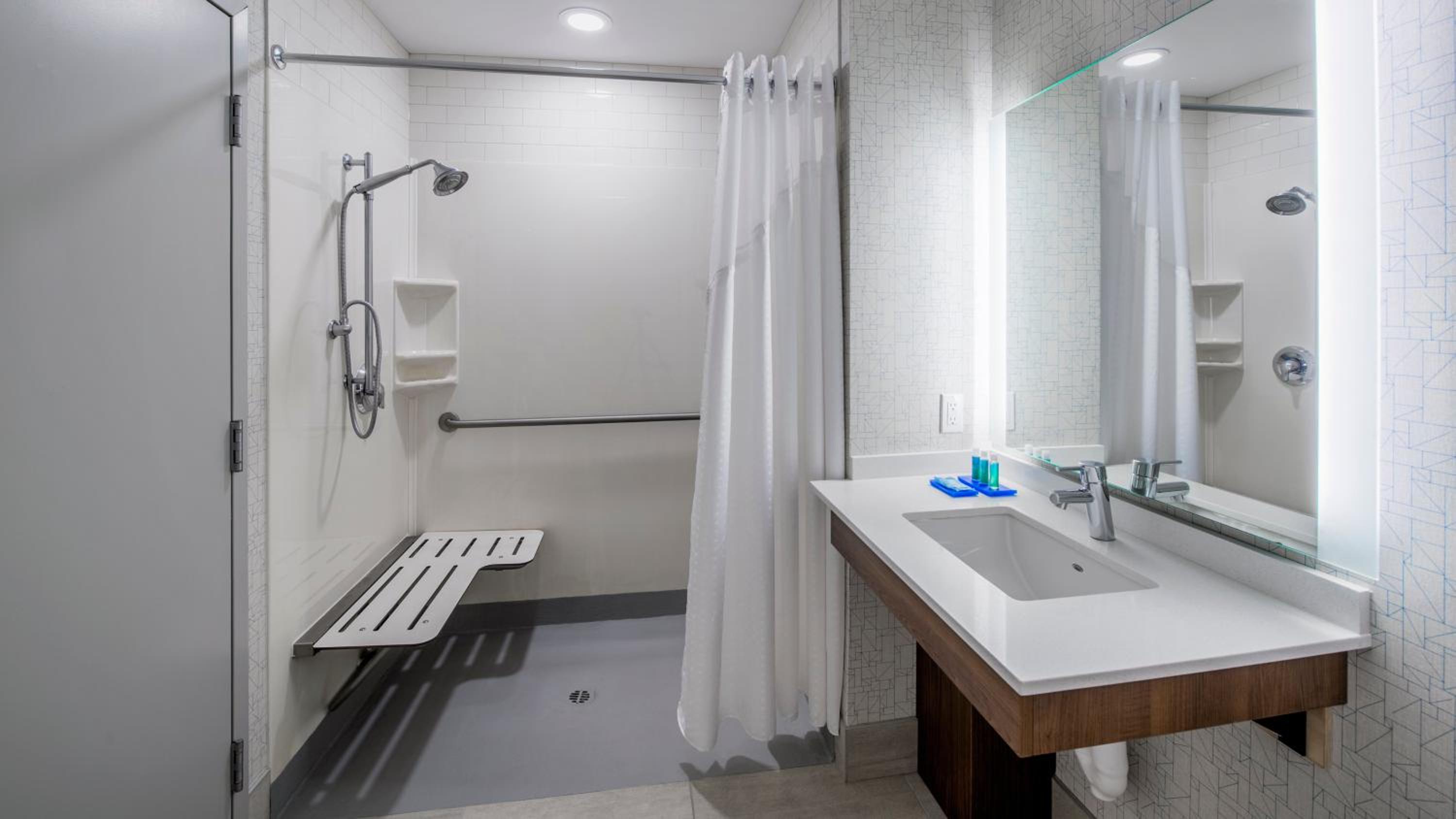Standard King Room with Mobility Accessible Roll-In Shower - Photo 2