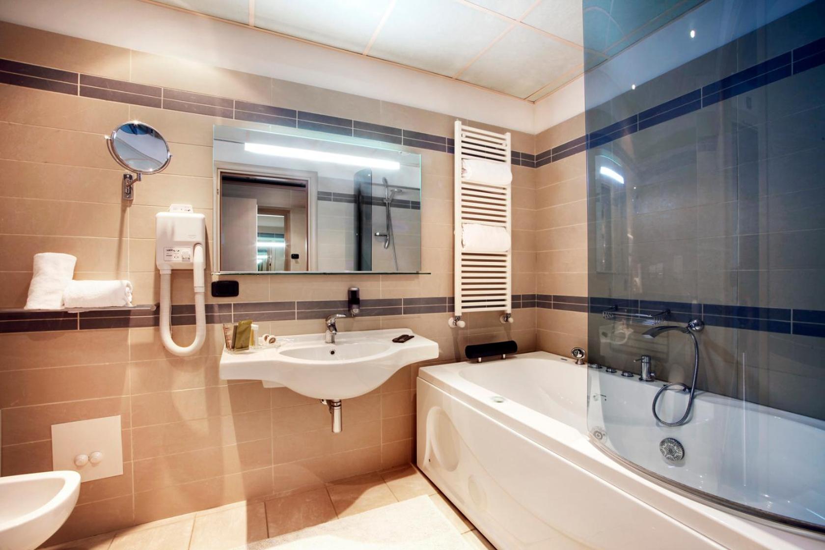 Junior Suite with Lake View - Photo 3