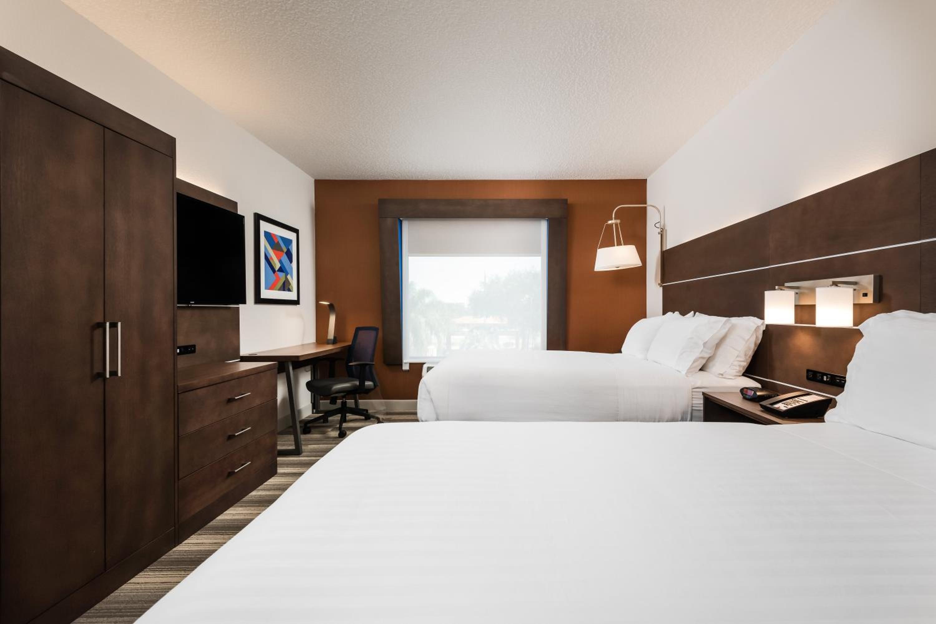 Standard Queen Room with Two Queen Beds and Tub - Communications Accessible - Photo 1