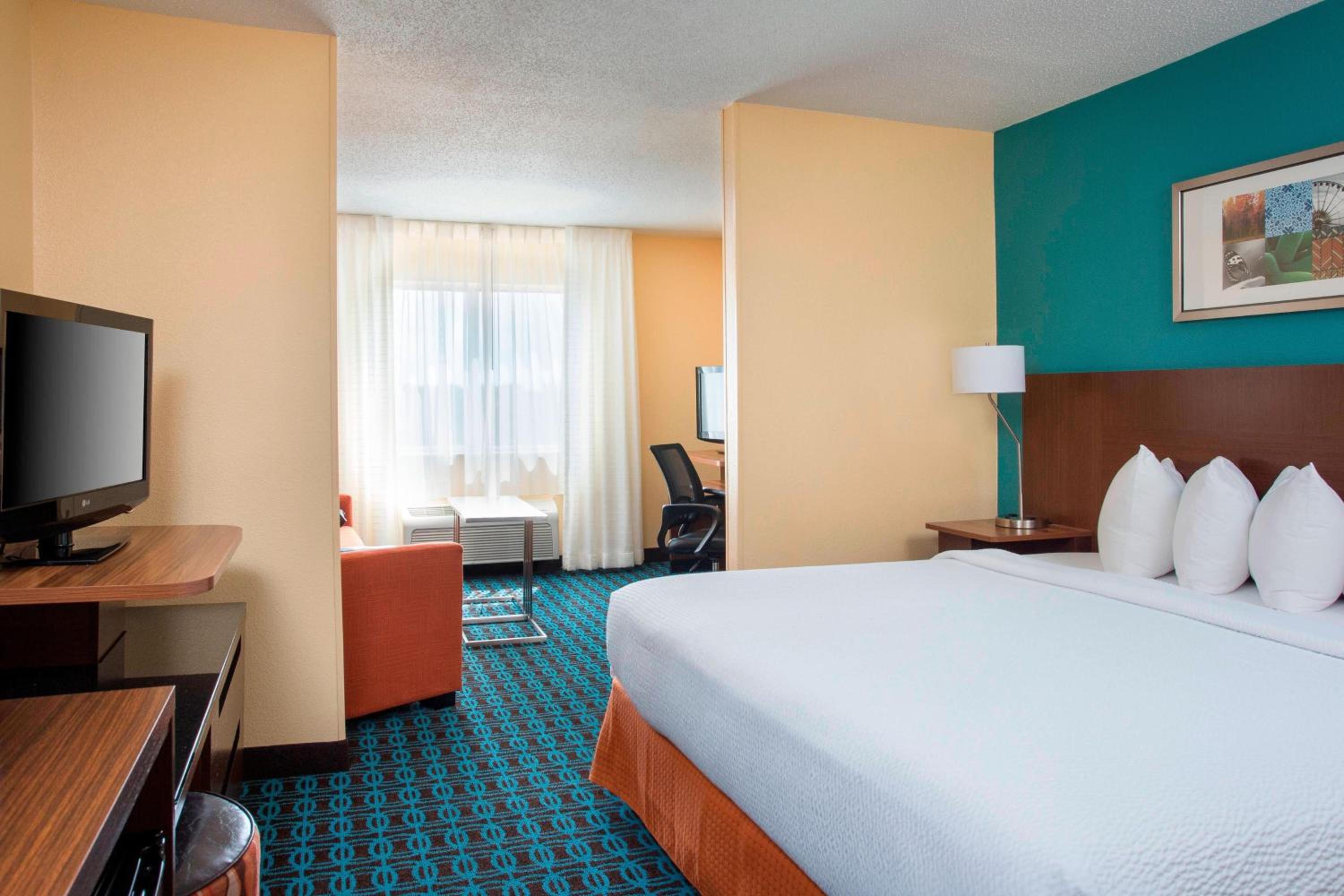 Deluxe Studio with King Bed, Bathtub and Sofa Bed - Mobility Access/Hearing Accessible