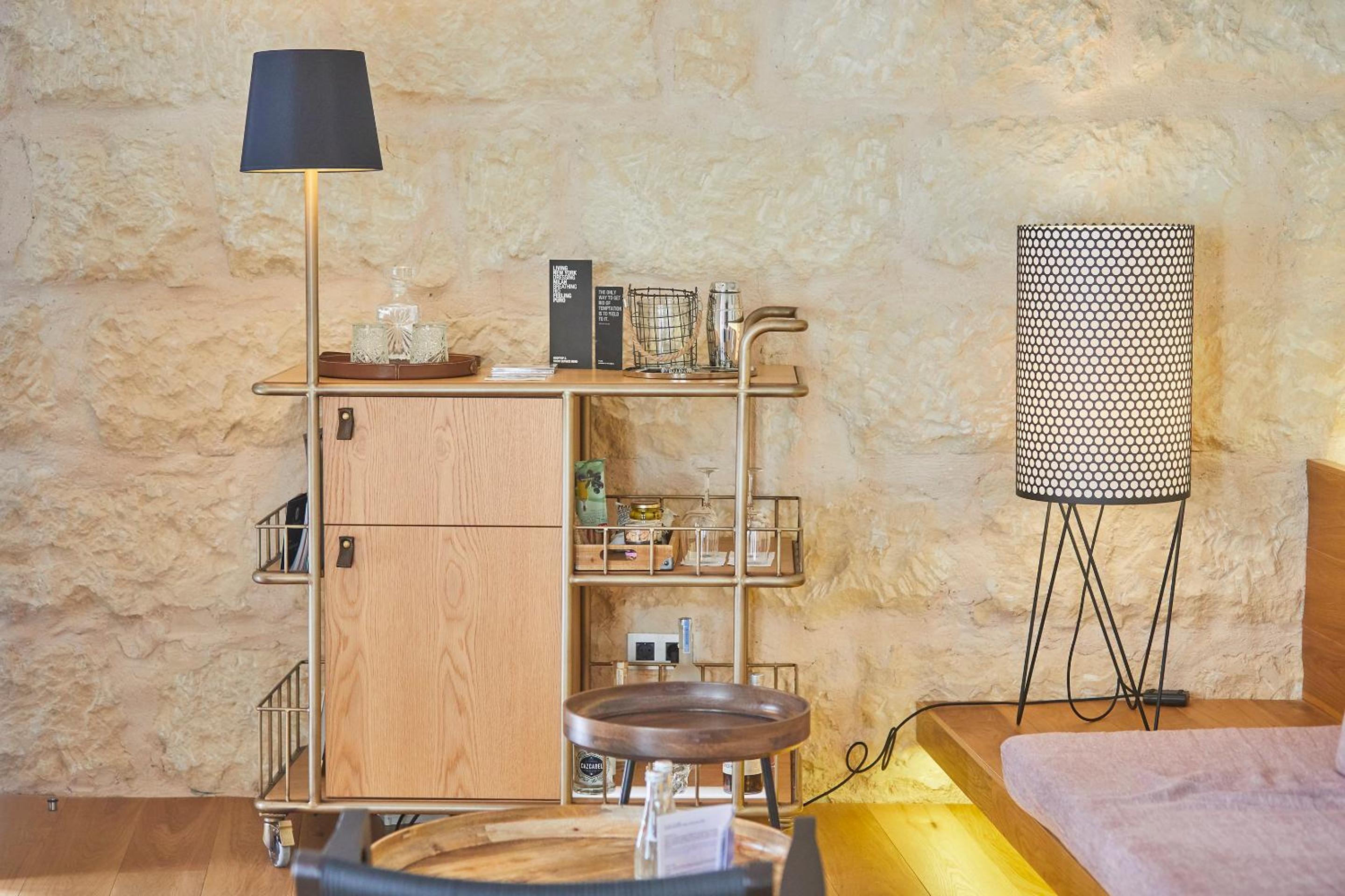 Suite - Photo 1