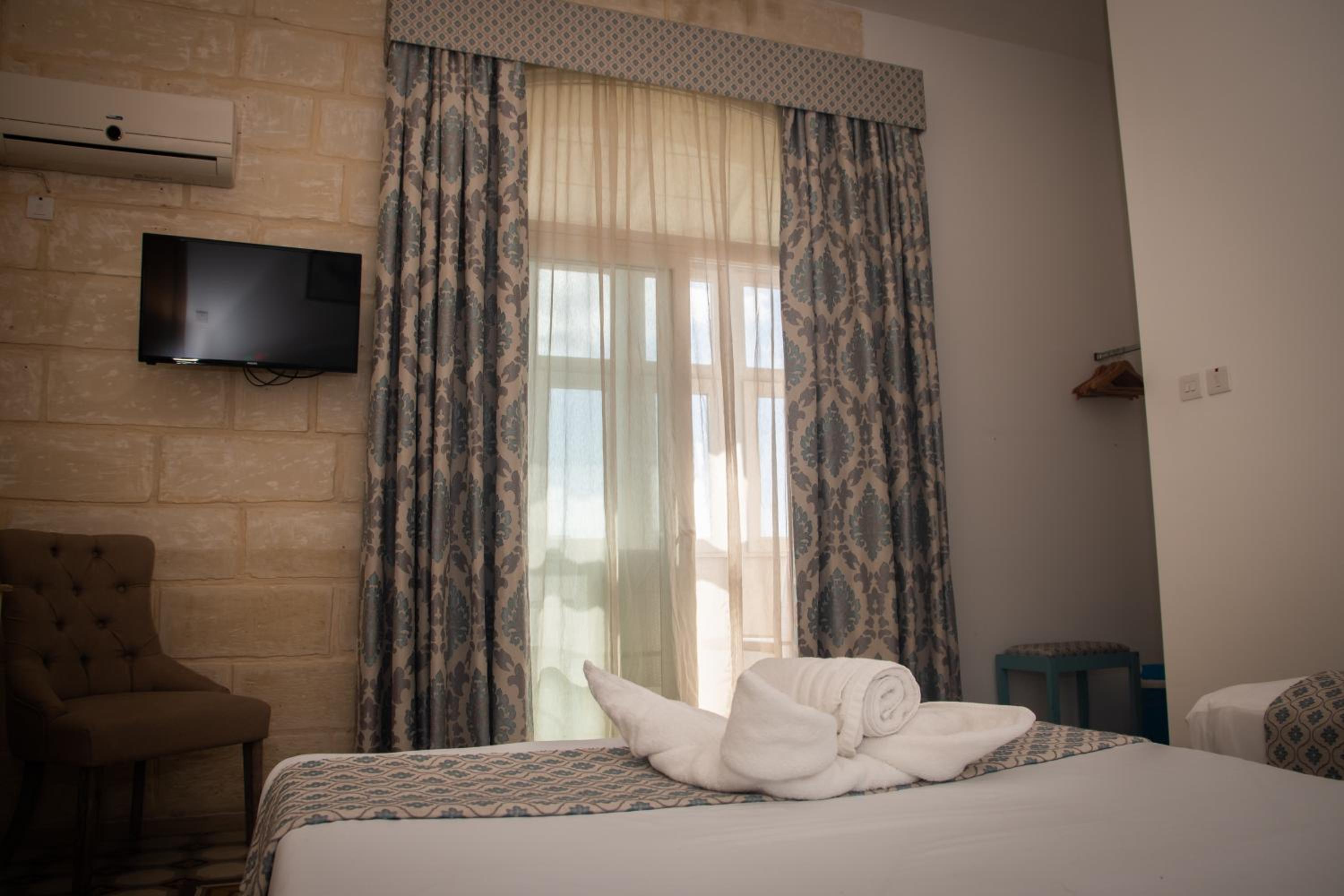 Twin Room with Maltese Balcony - Photo 2
