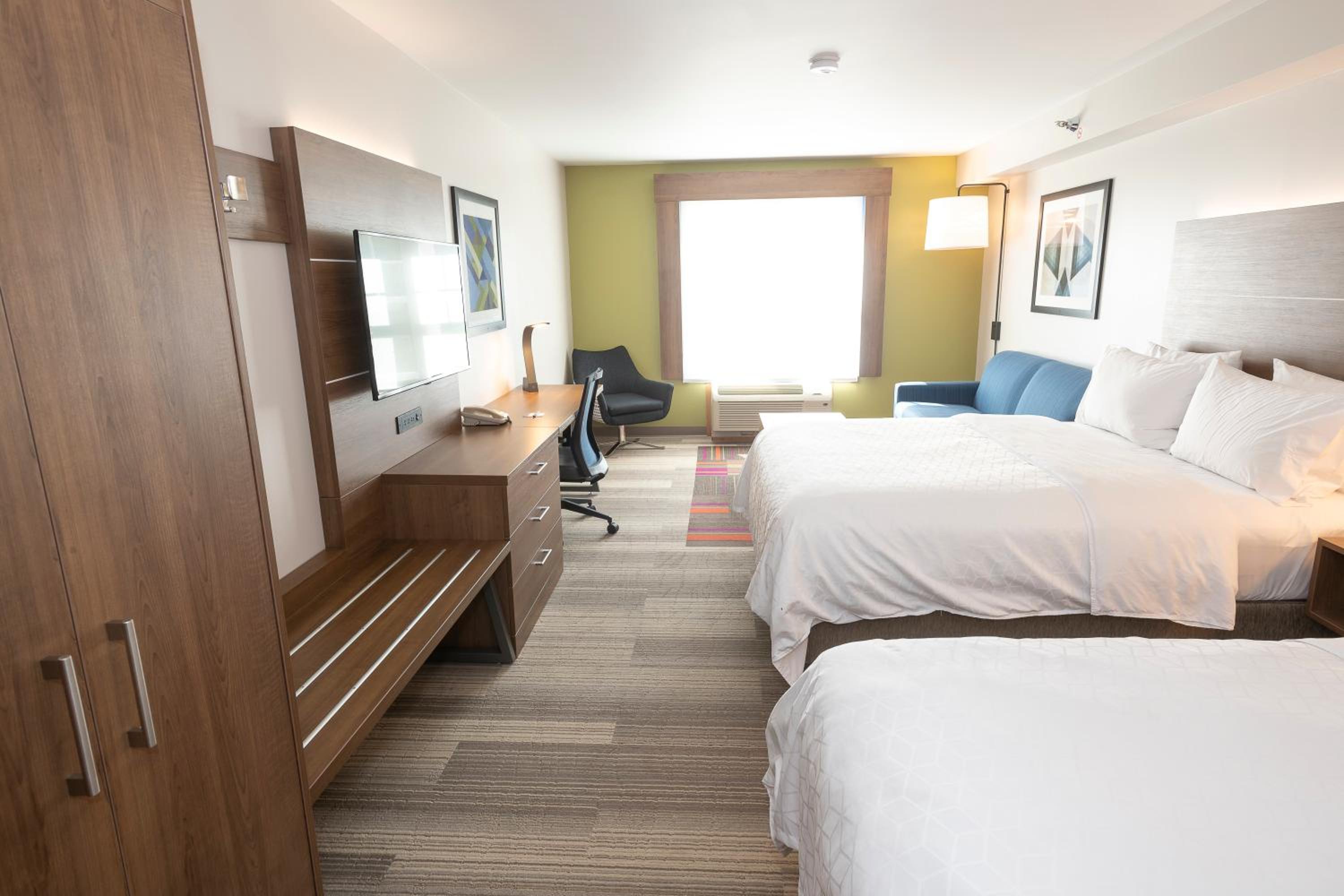 Queen Suite with Two Queen Beds - Photo 2