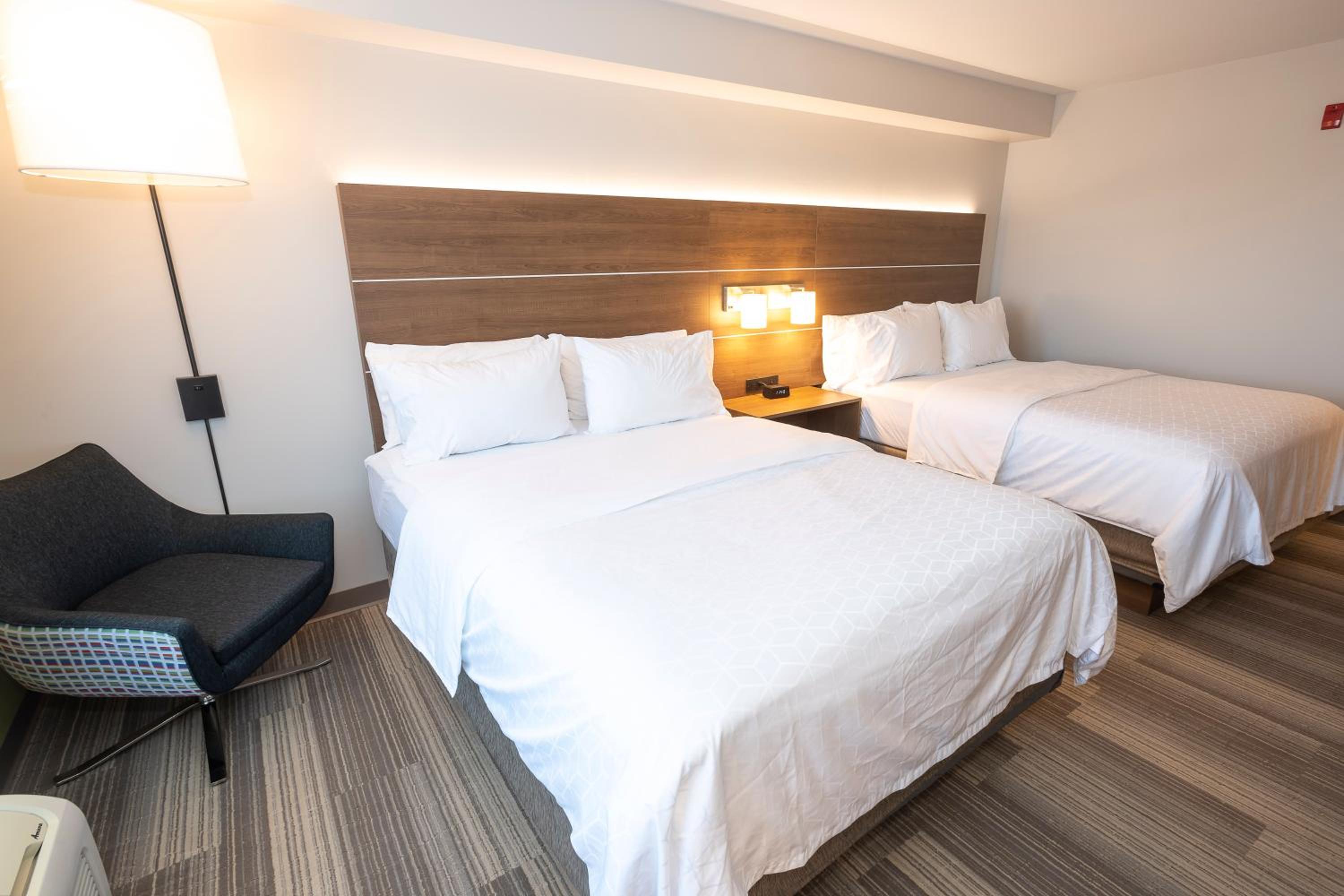 Standard Room with Two Queen Beds - Photo 1