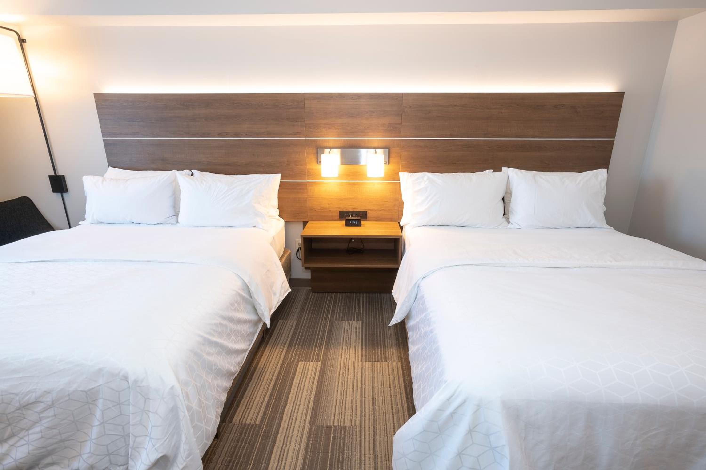 Standard Room with Two Queen Beds - Photo 3