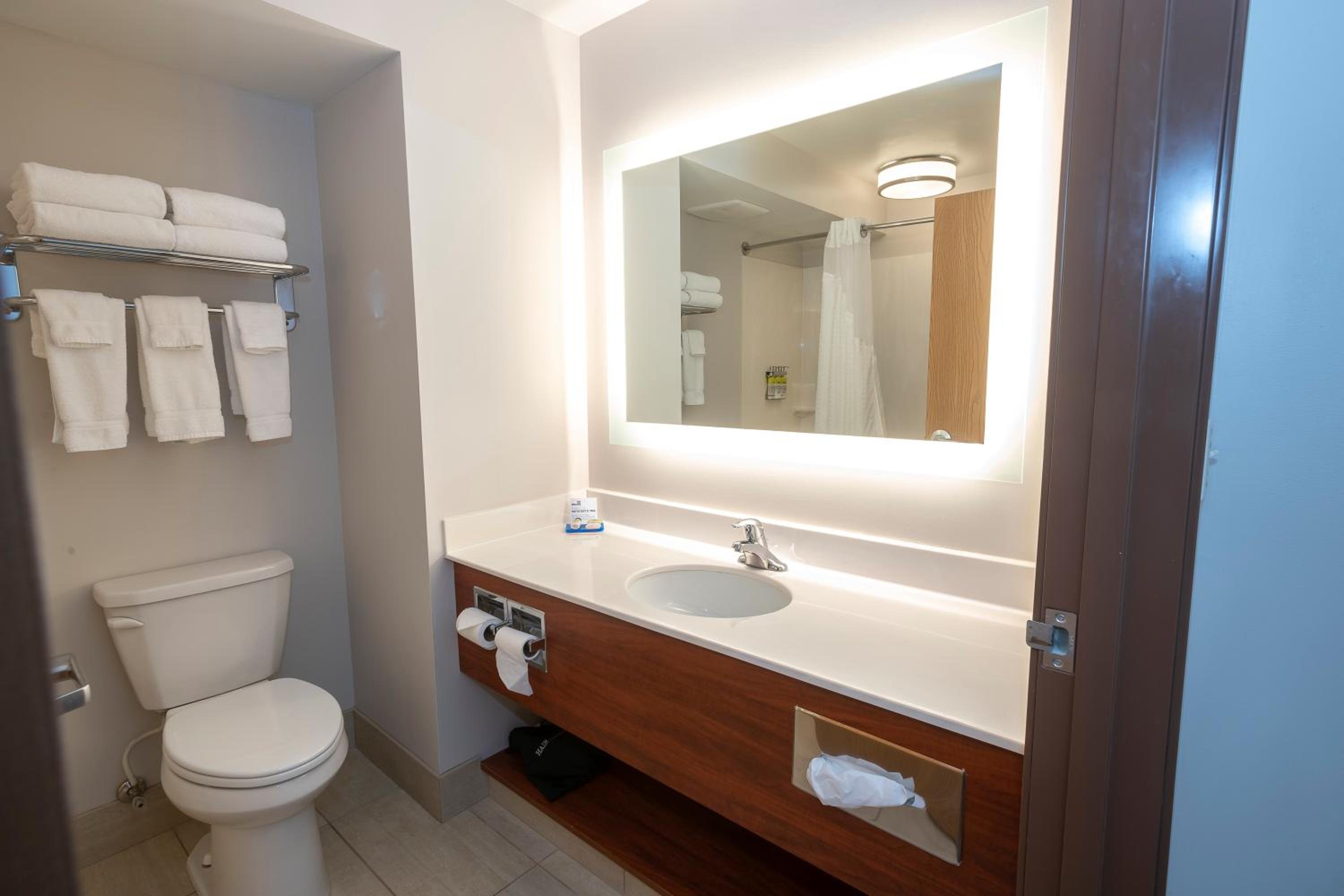 Queen Suite with Two Queen Beds - Photo 3