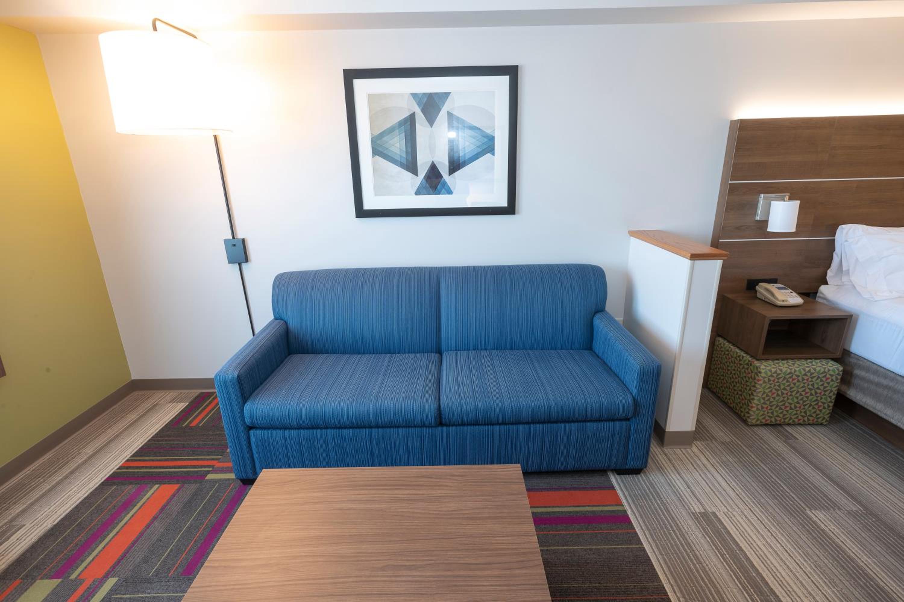 Queen Suite with Two Queen Beds - Photo 4