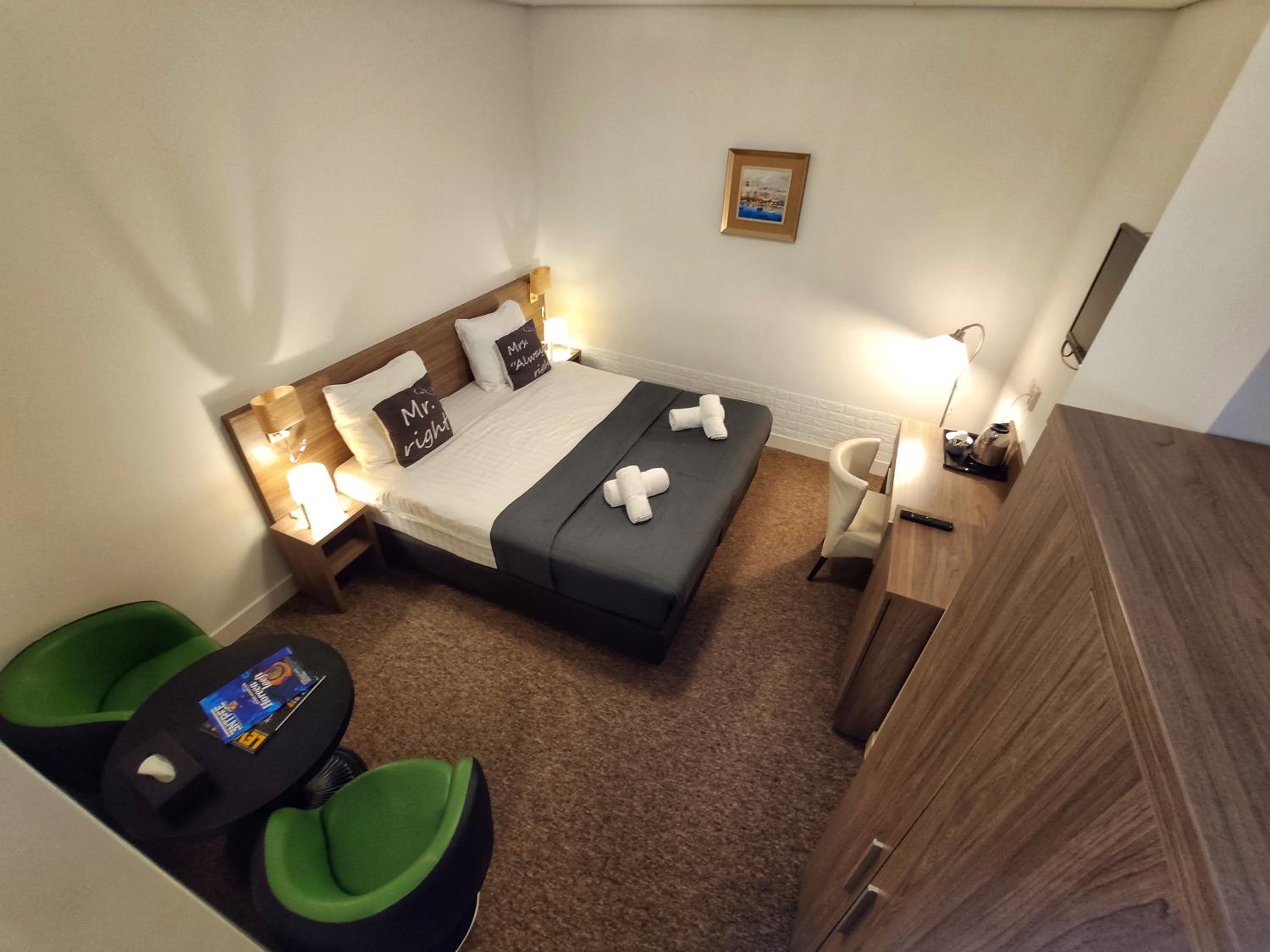 Double or Twin Room - No Window - Photo 2