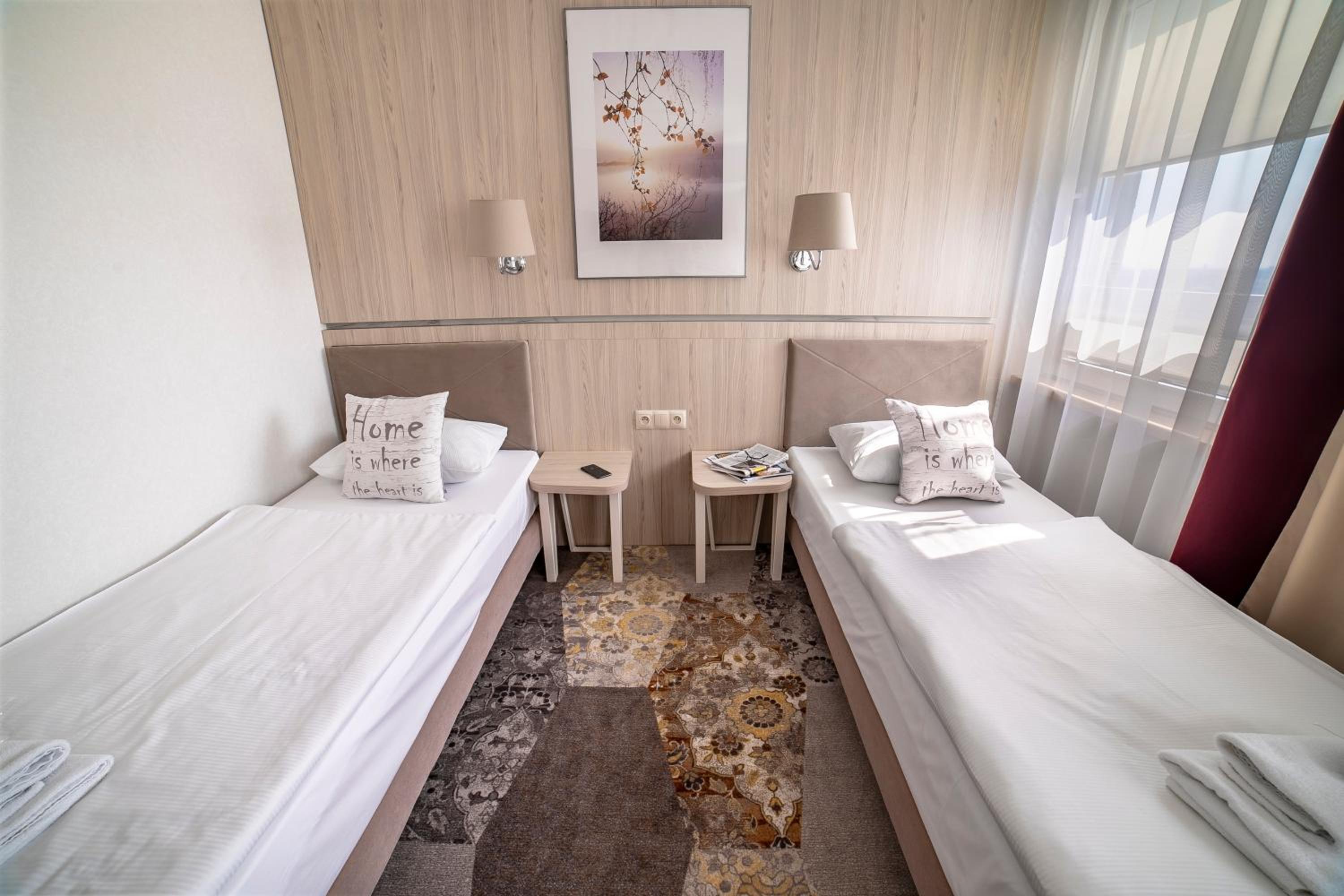 Twin Room - Photo 3
