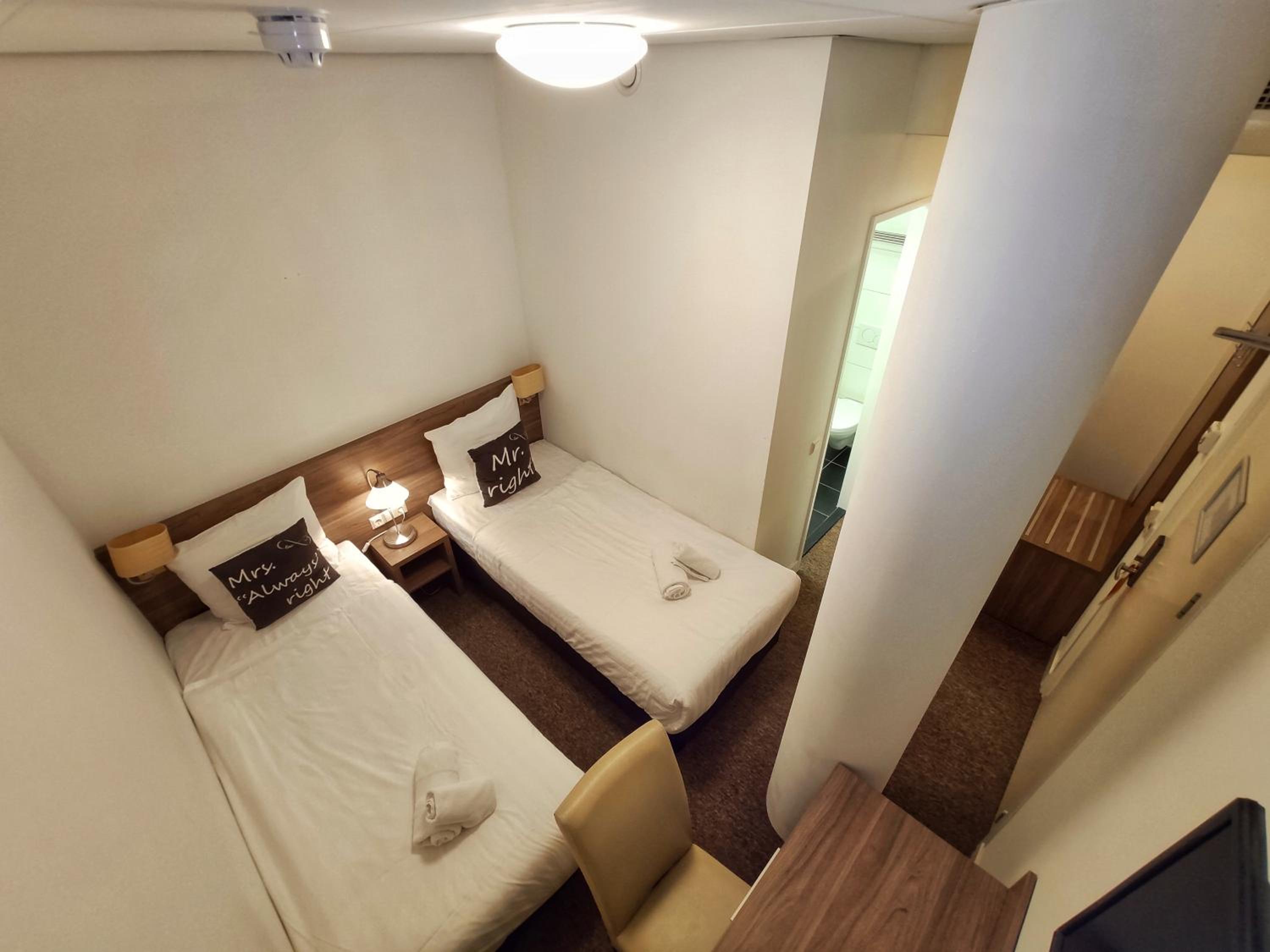 Standard Twin Room - no window - Photo 2