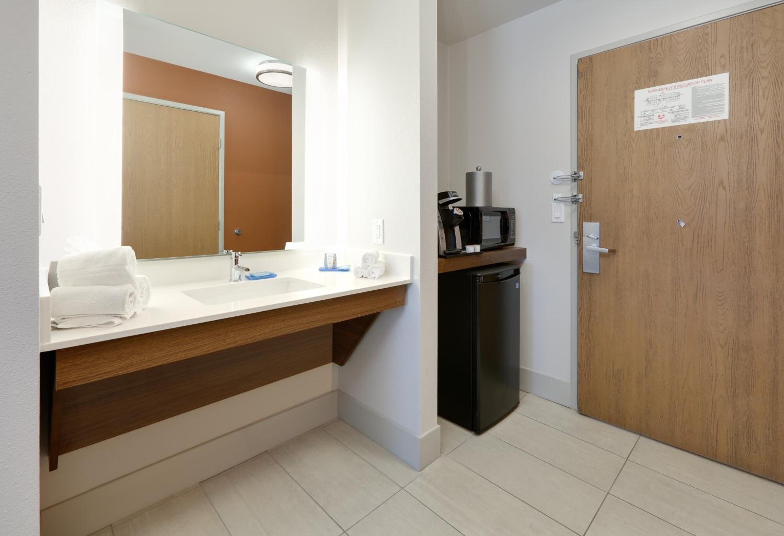 Standard King Room with Roll-in Shower - Mobility Accessible - Photo 2