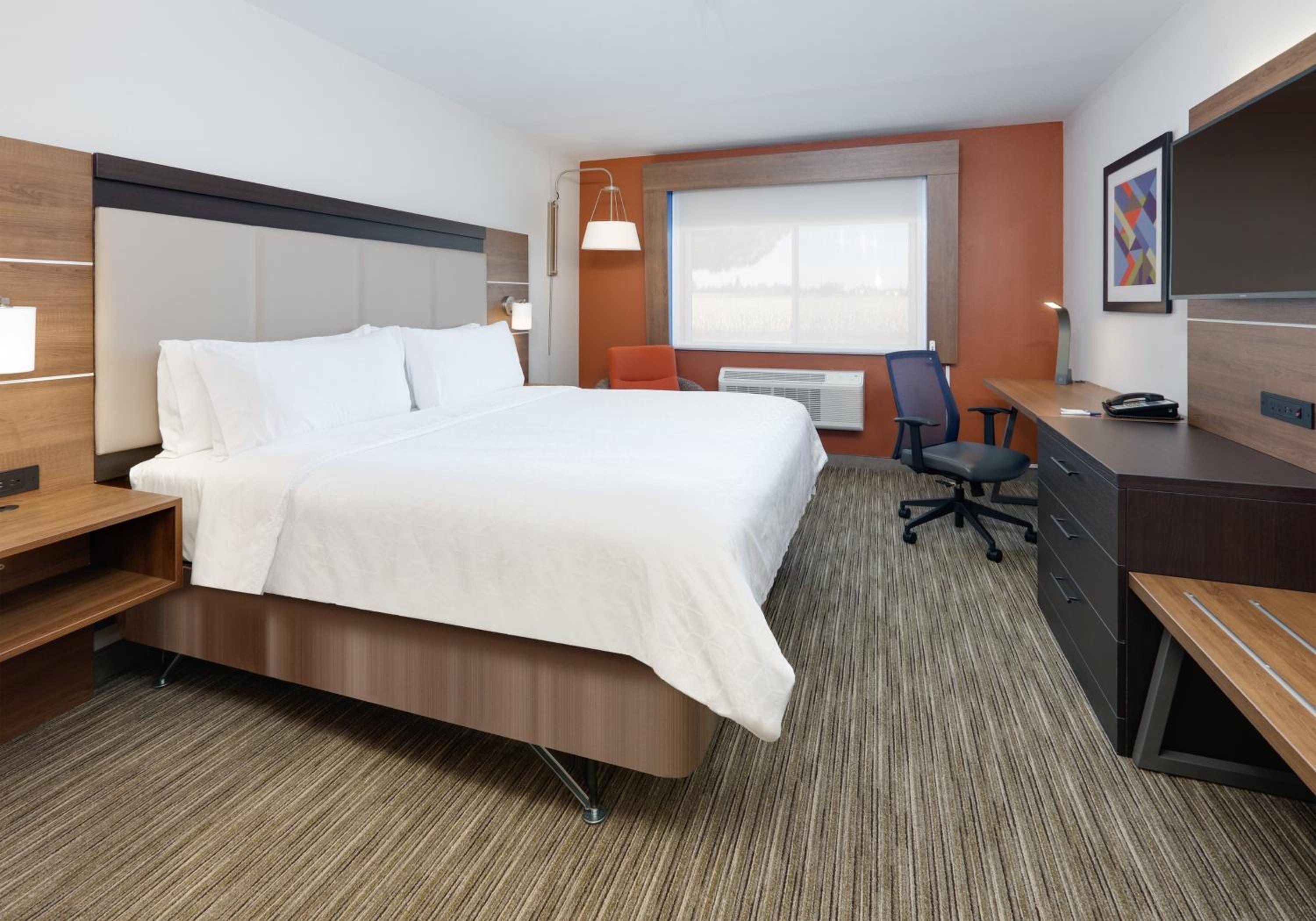 Standard King Room with Roll-in Shower - Mobility Accessible - Photo 1
