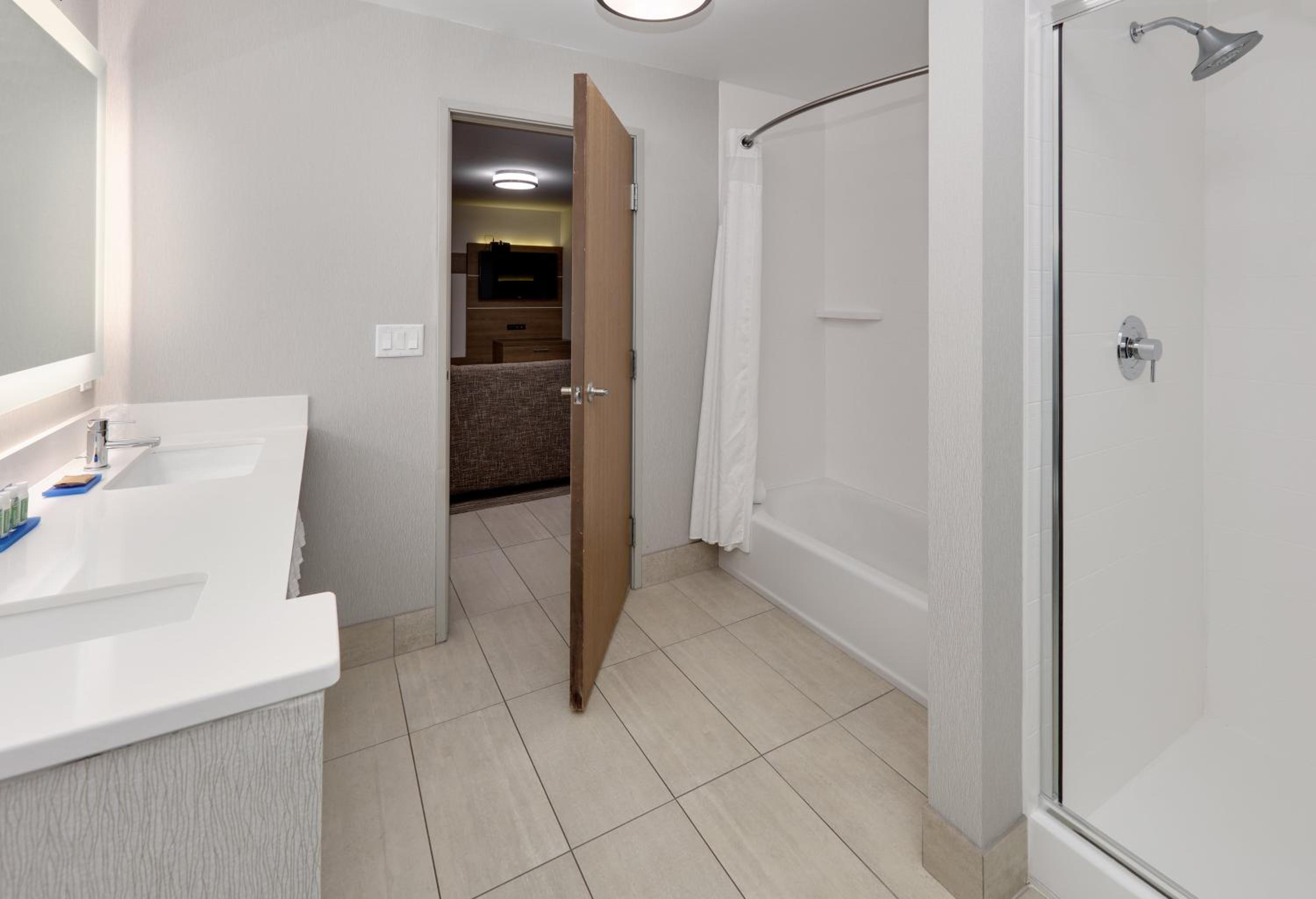 Two-Bedroom Suite - Photo 2