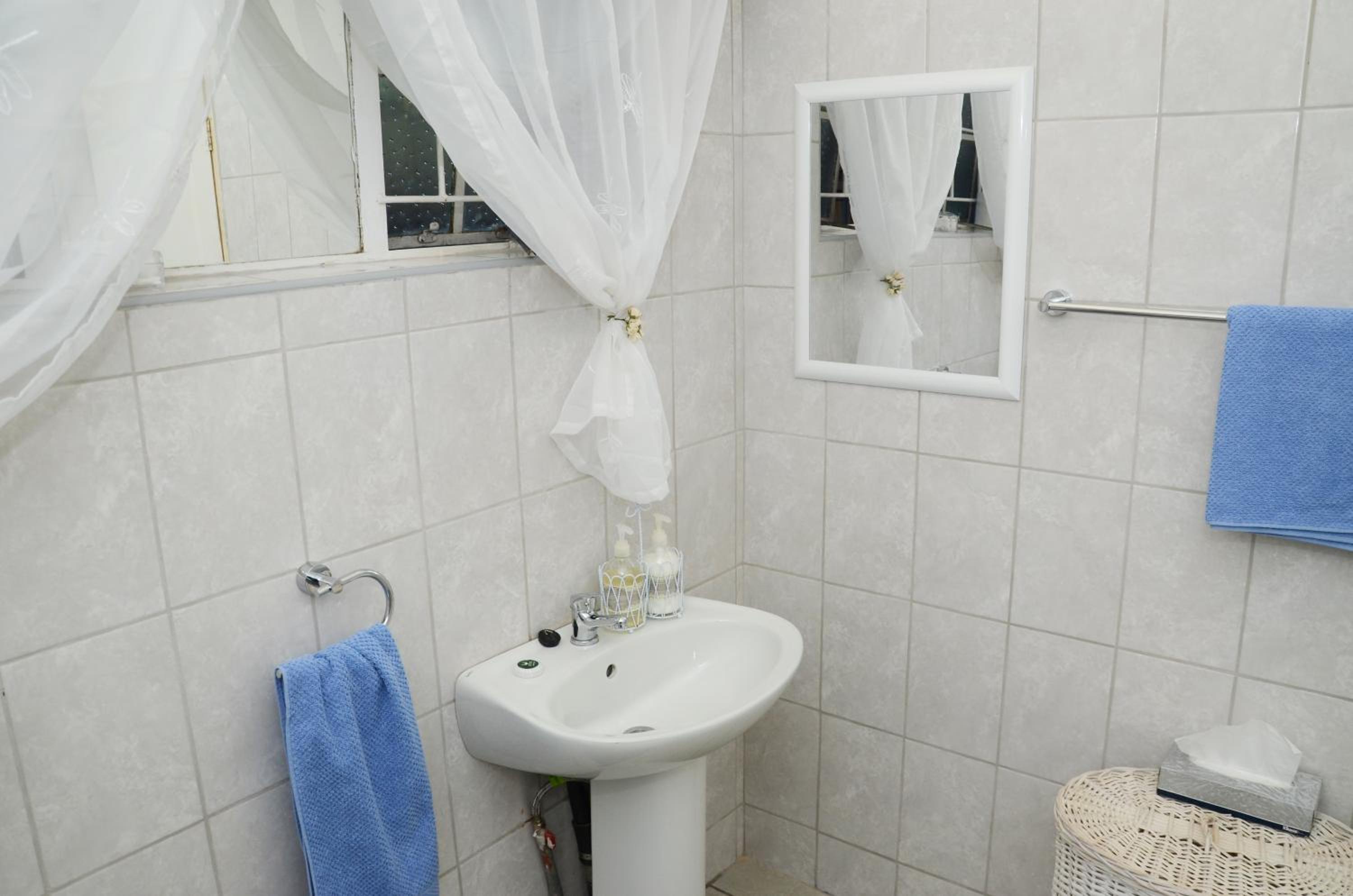 Deluxe Double Room with Shower - Photo 18