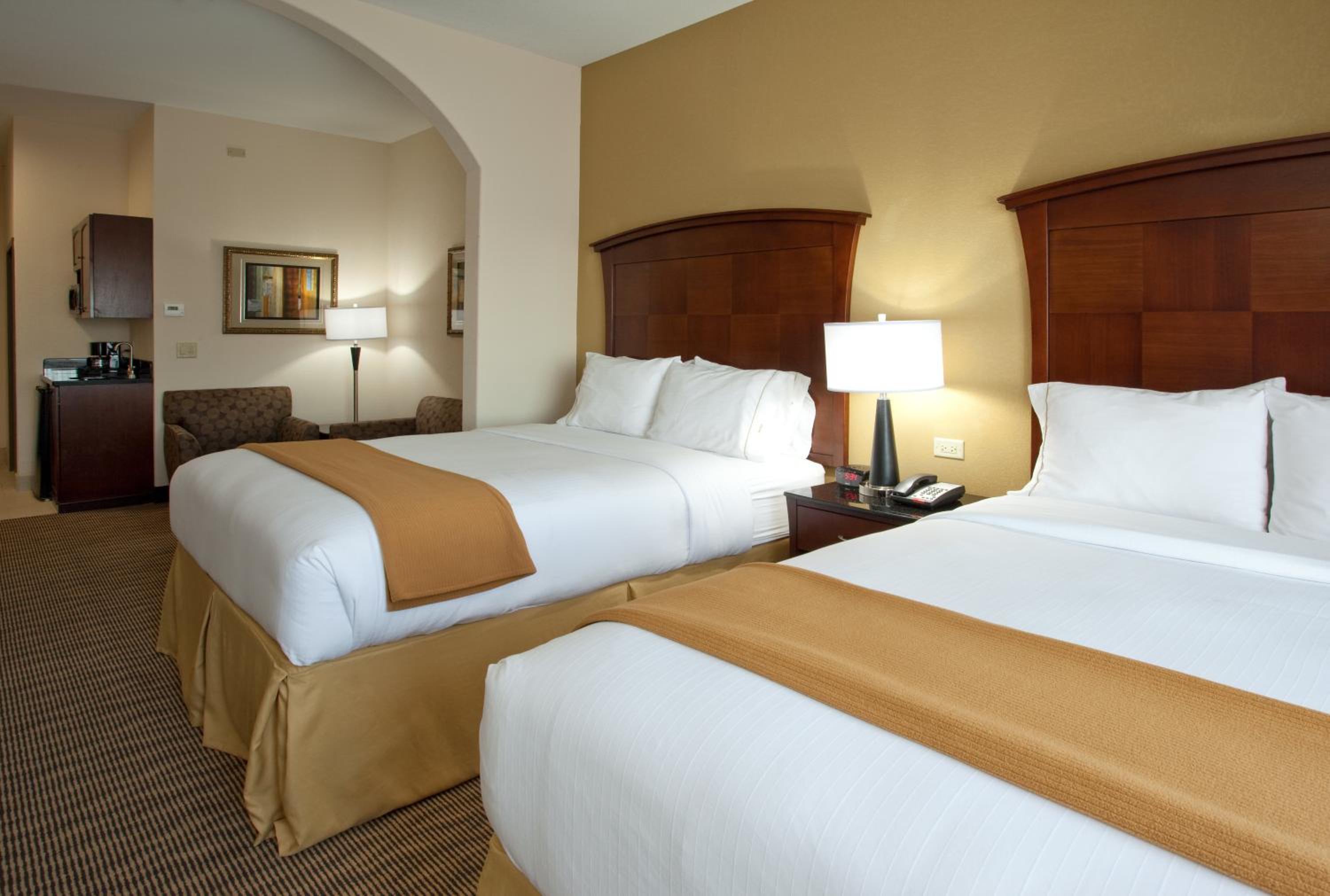 Standard Room with Two Queen Beds - Photo 1