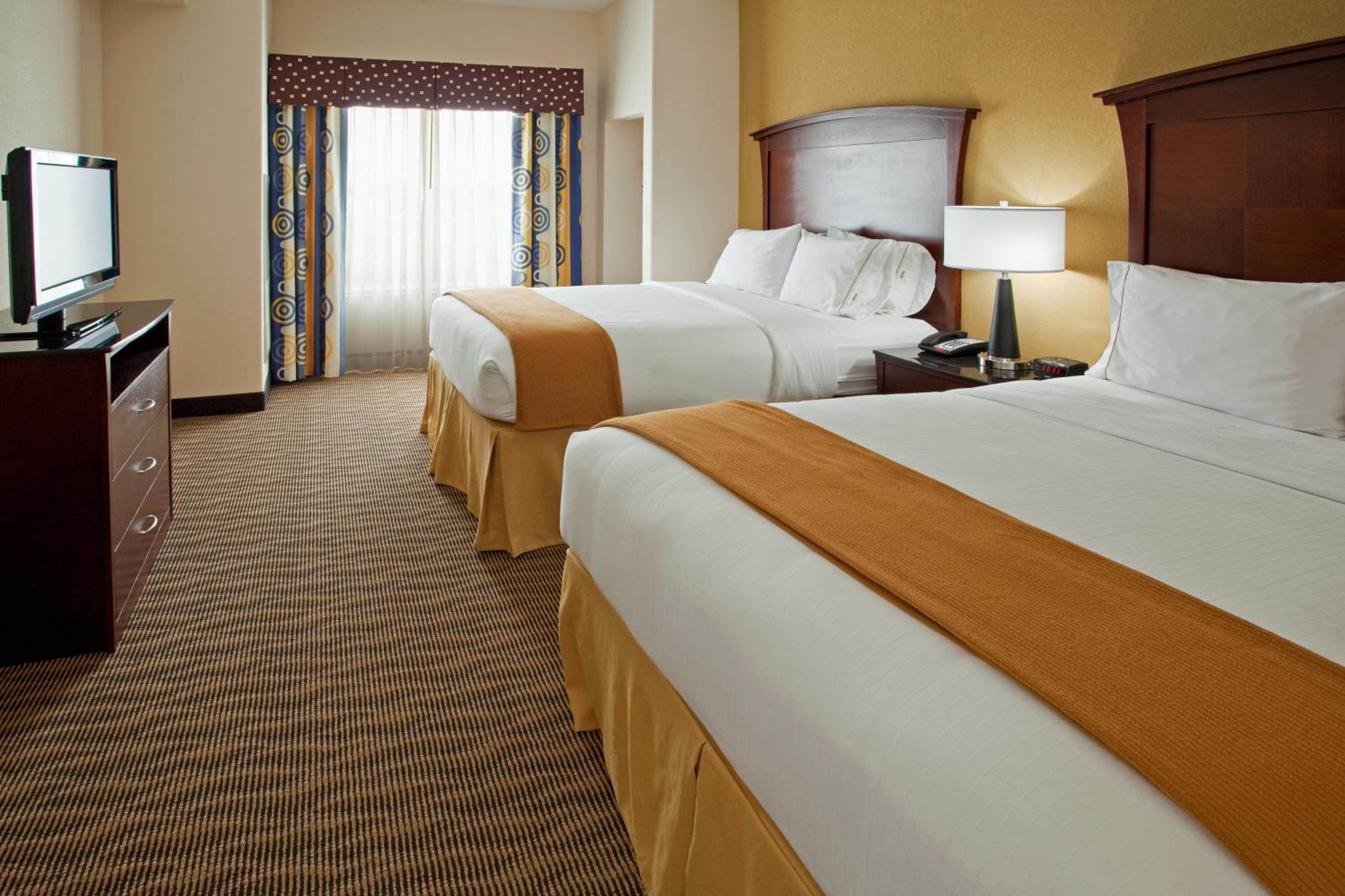 Standard Room with Two Queen Beds - Photo 2