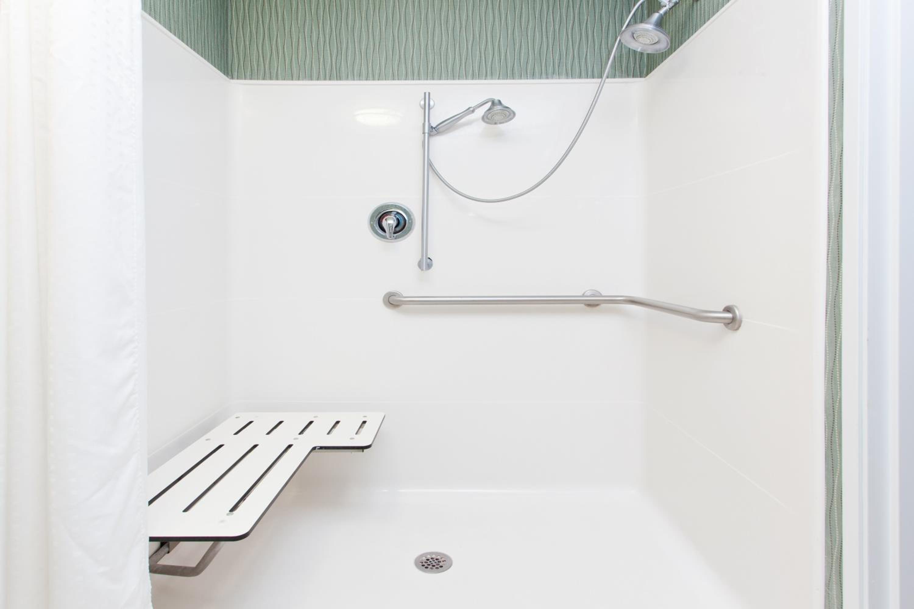 King Room - Disability Access Roll in Shower - Photo 3