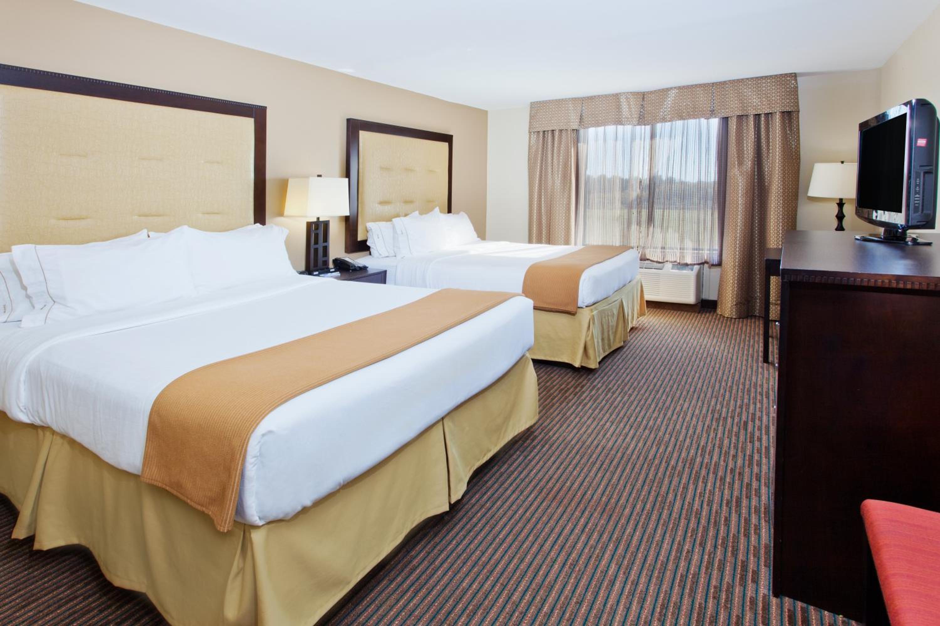 Standard Room with Two Queen Beds - Photo 1