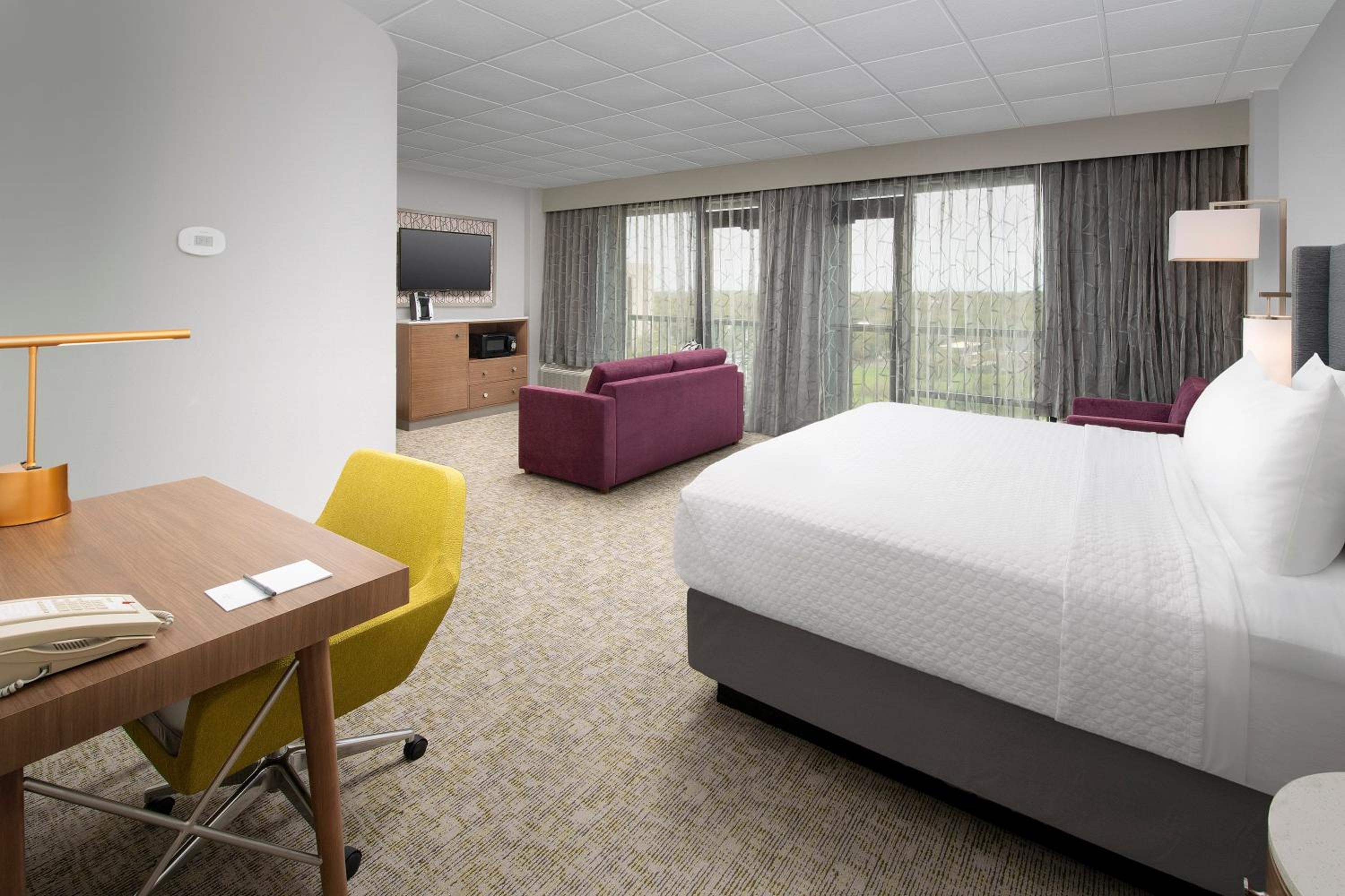 Junior King Suite with Sofa Bed - Photo 3