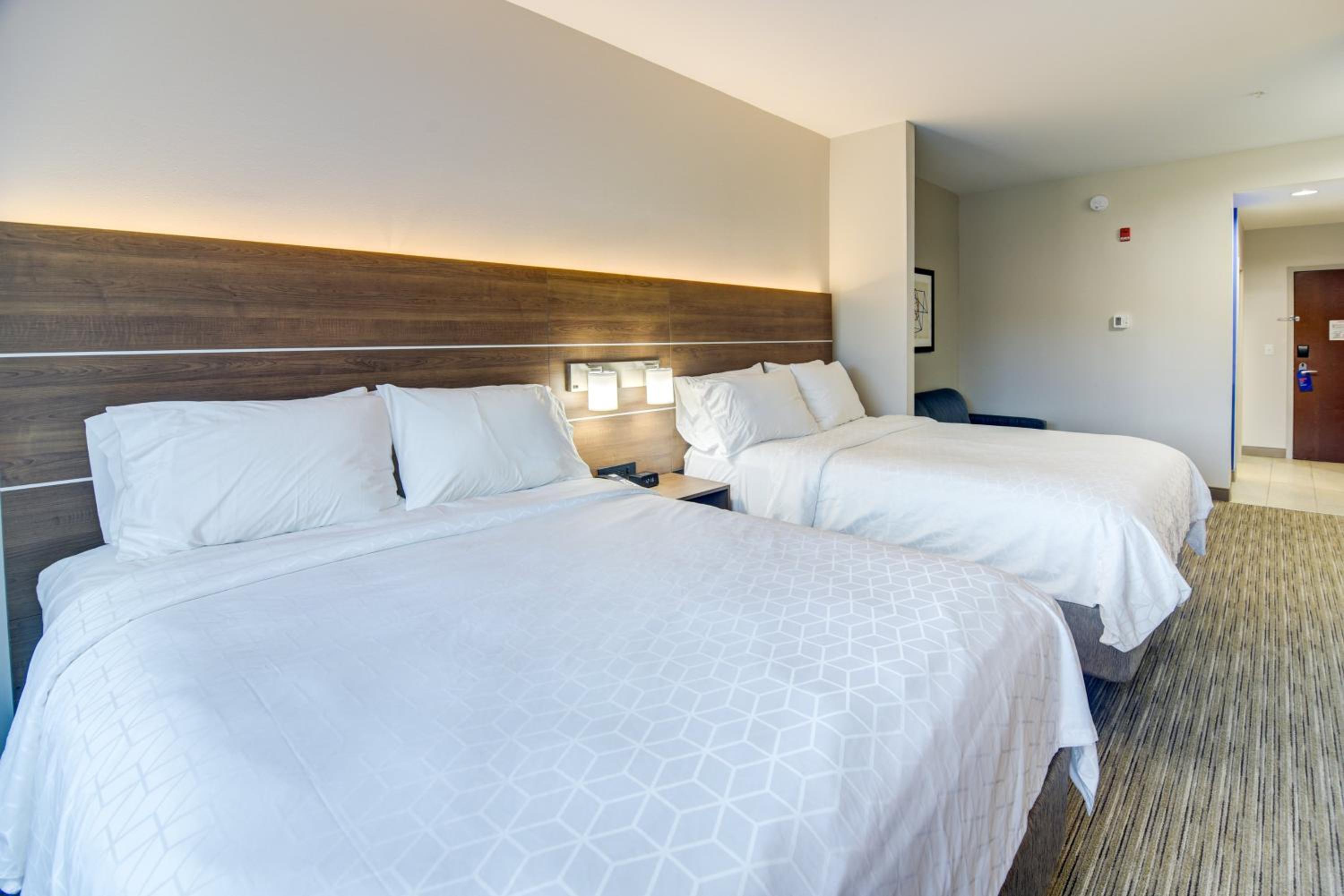 Queen Suite with Two Queen Beds and Additional Living Area - Photo 2