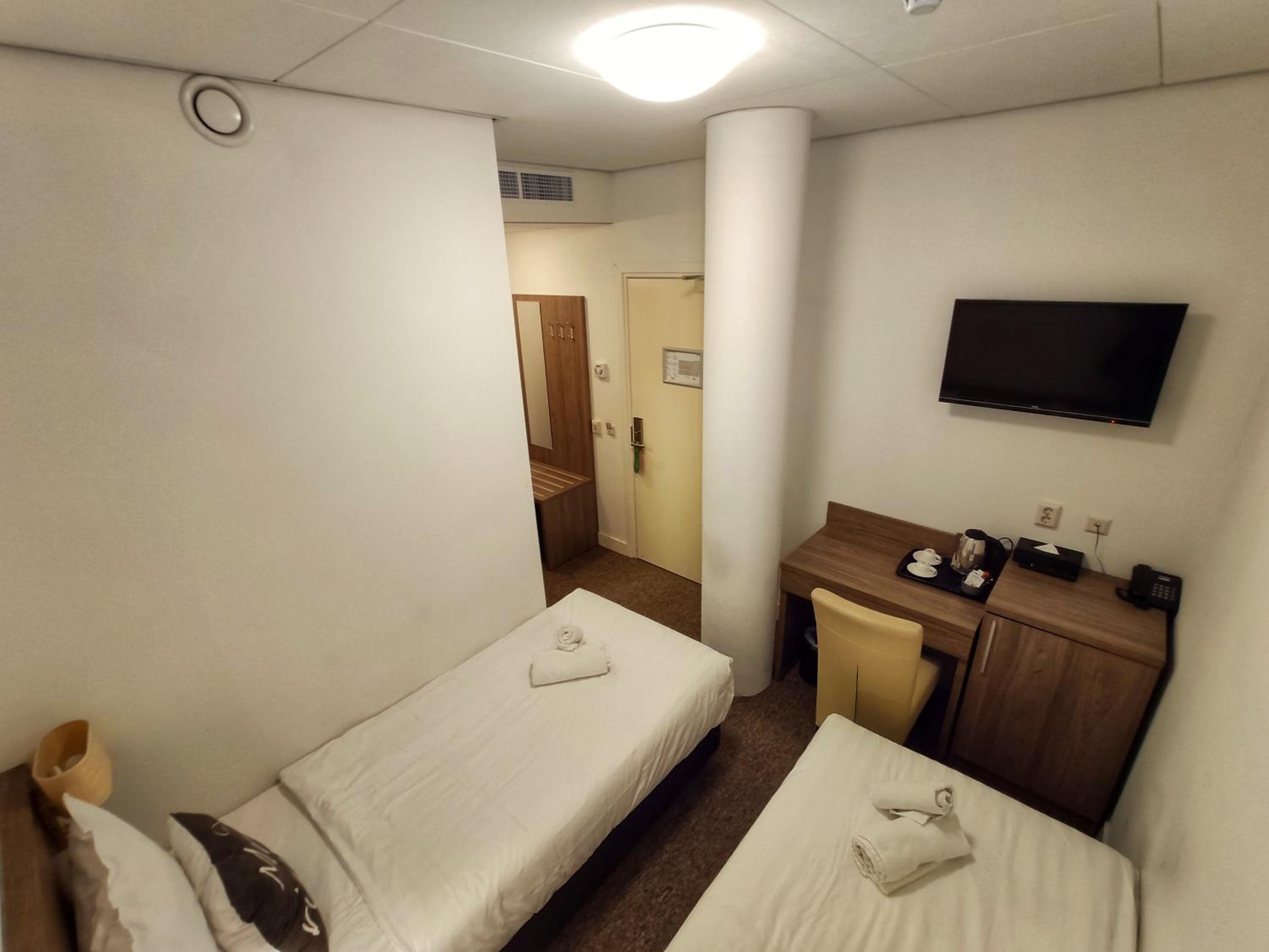 Standard Twin Room - no window - Photo 7