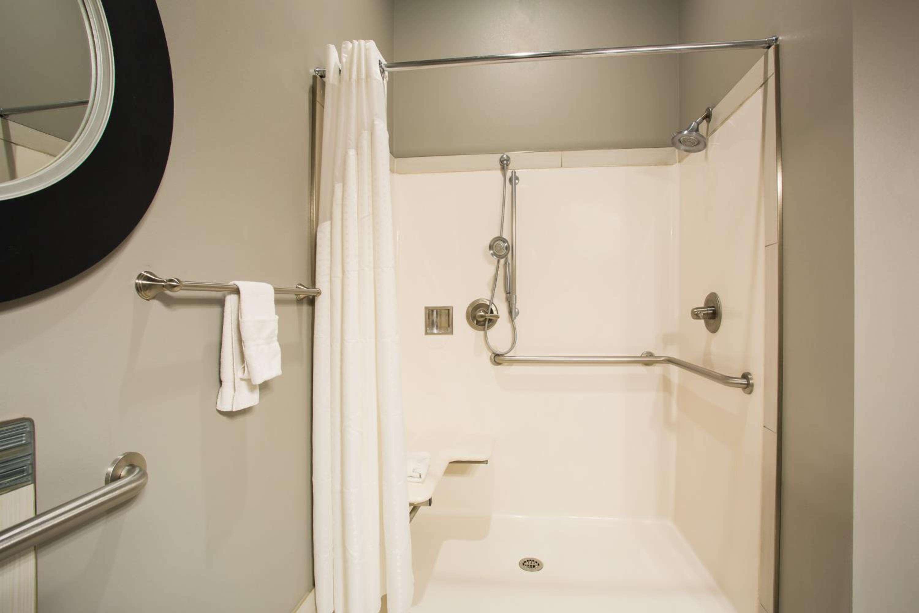 Standard King Room with Mobility Accessible Roll-In Shower - Photo 2