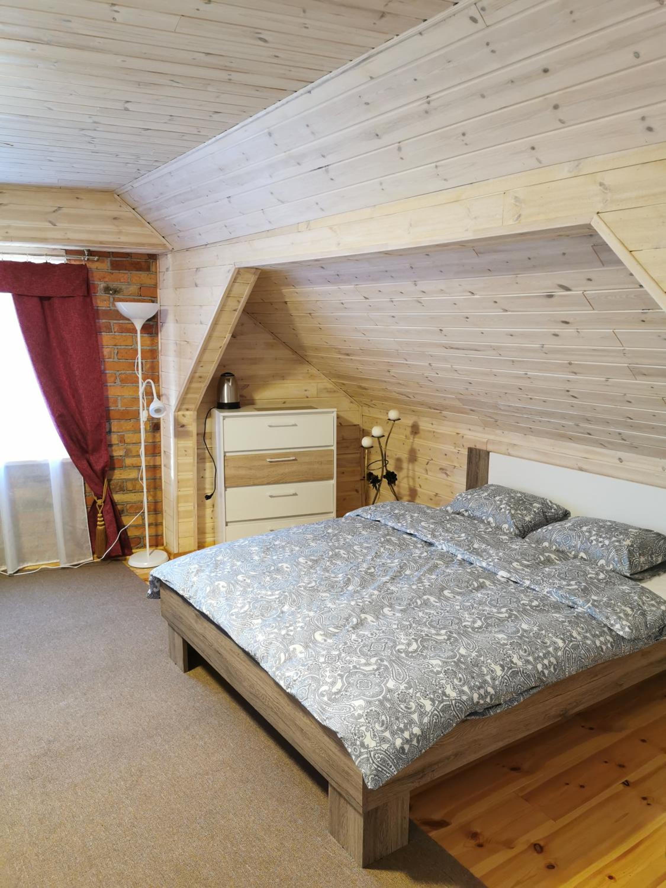 Queen Room with Shared Bathroom photo 1
