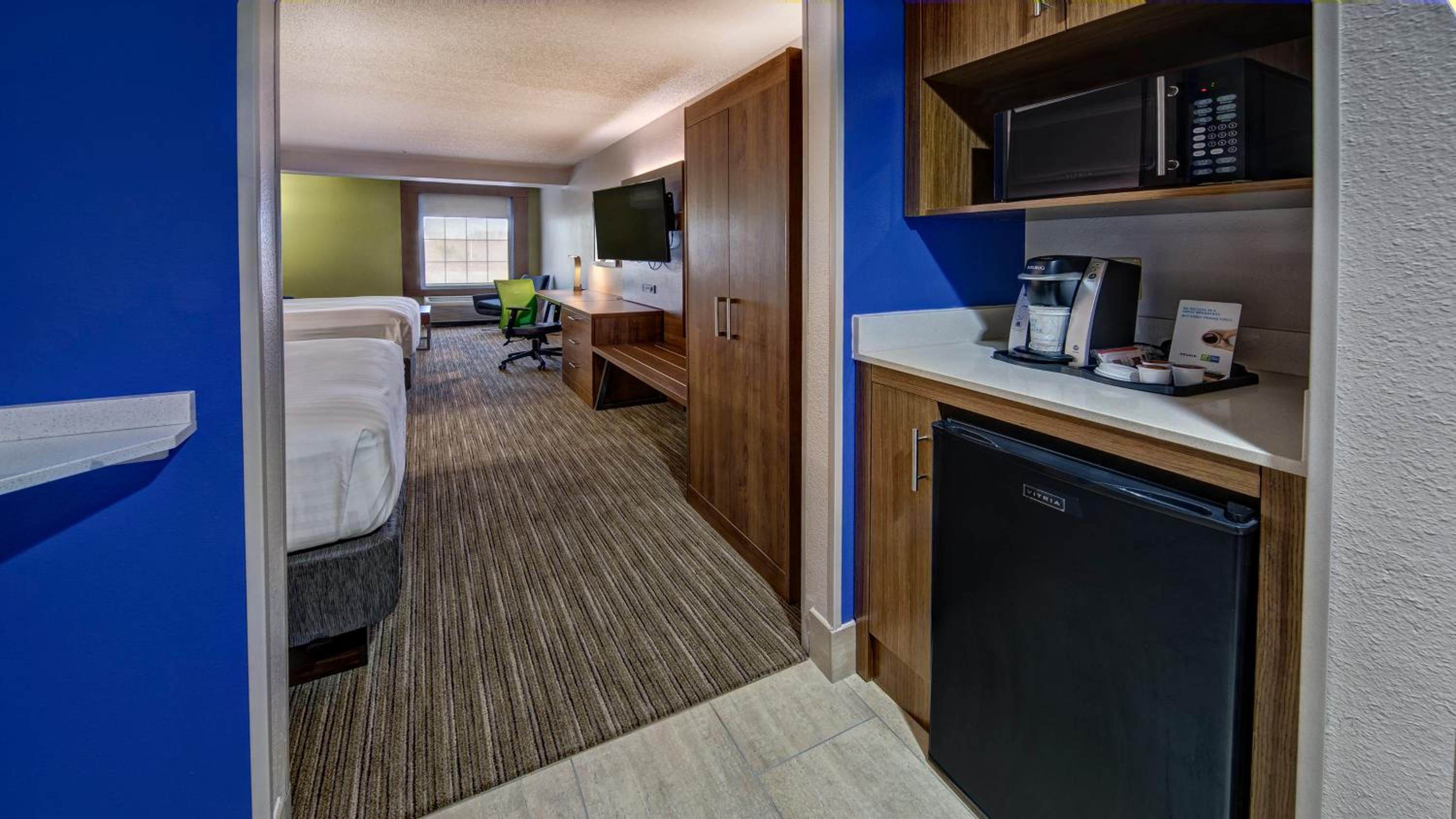 Queen Suite with Two Queen Beds and Sofa Bed - Photo 4
