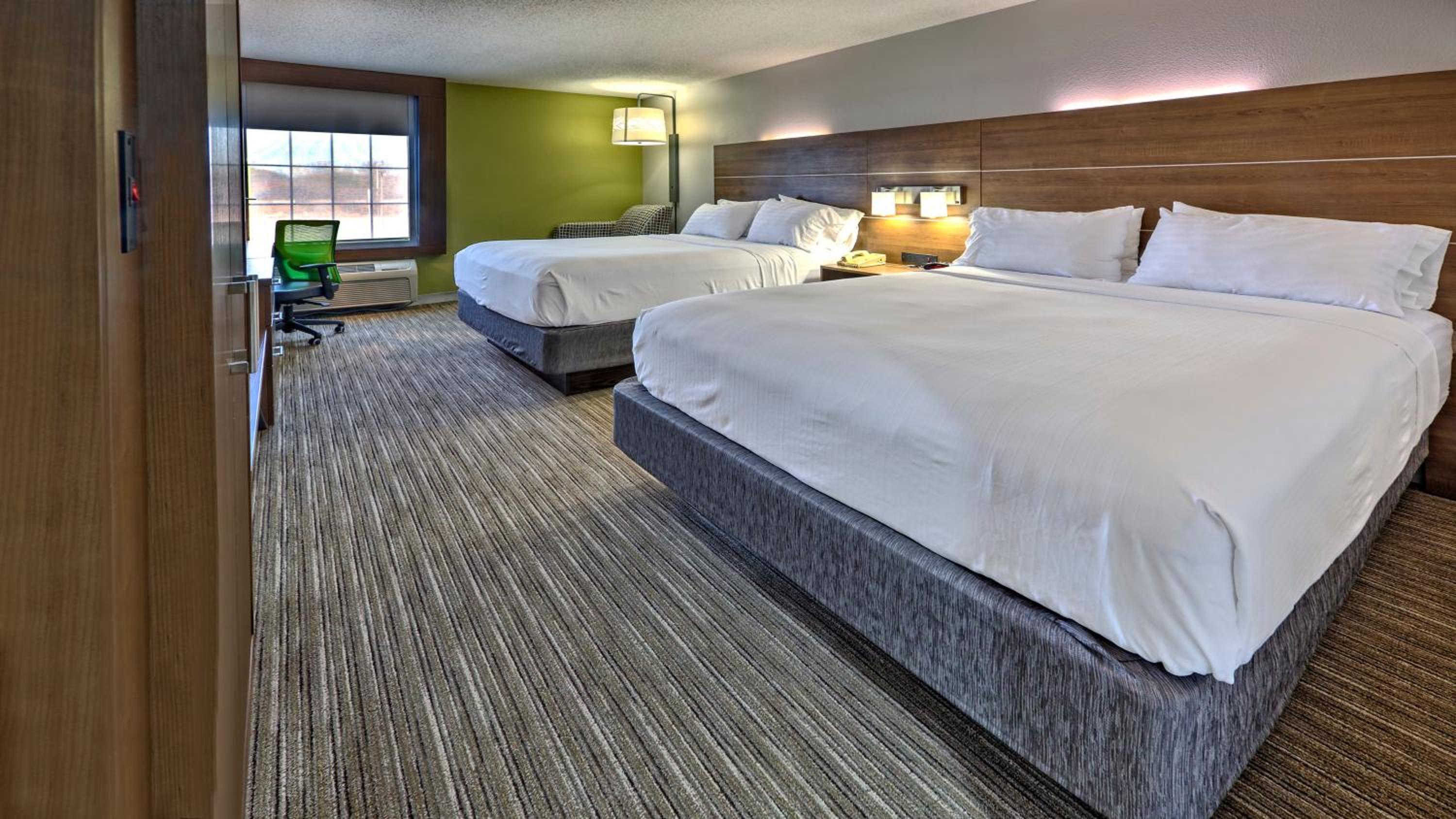 Standard Room with Two Queen Beds - Photo 1