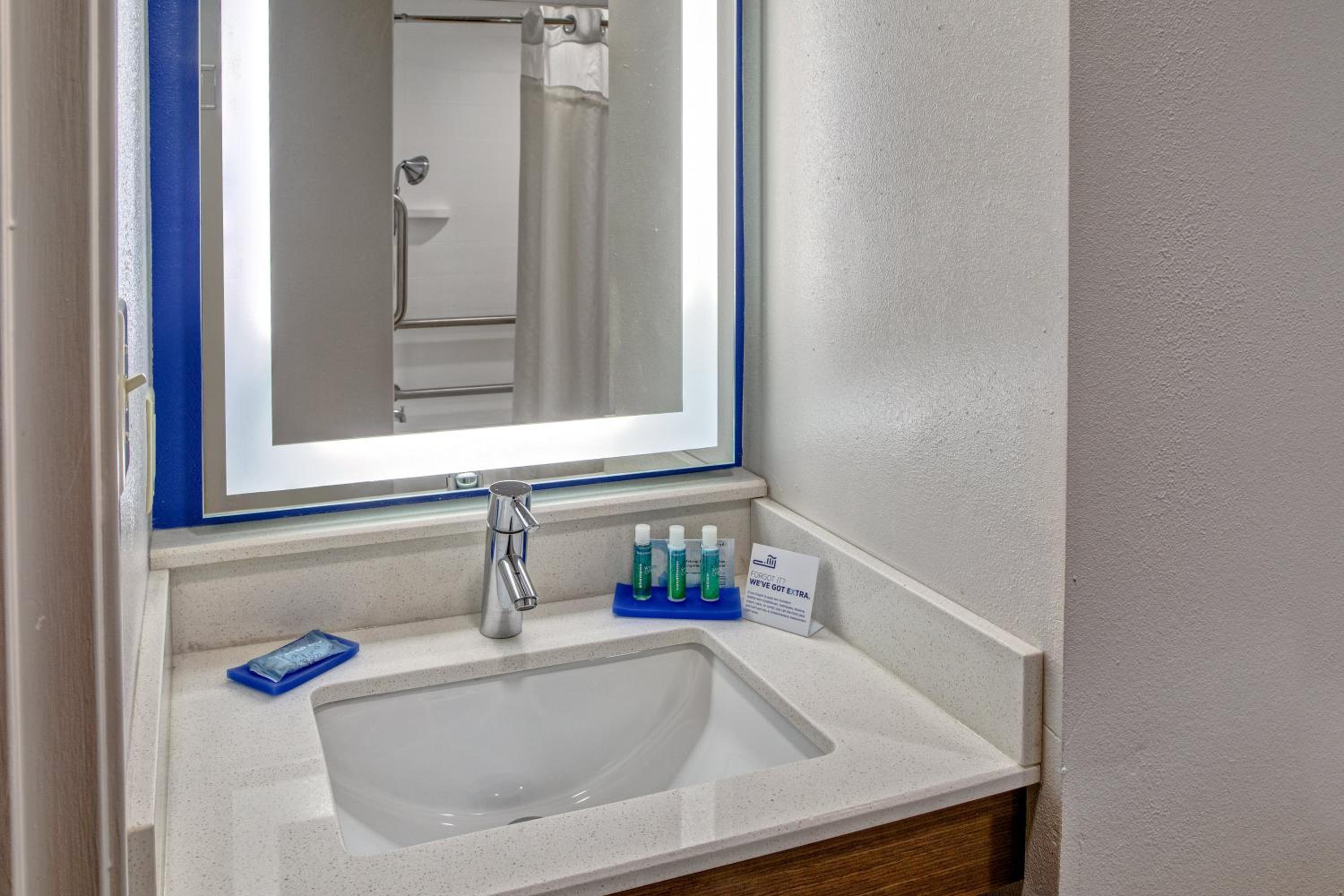 Queen Room with Two Queen Beds and Mobility Accessible Bathtub - Photo 2
