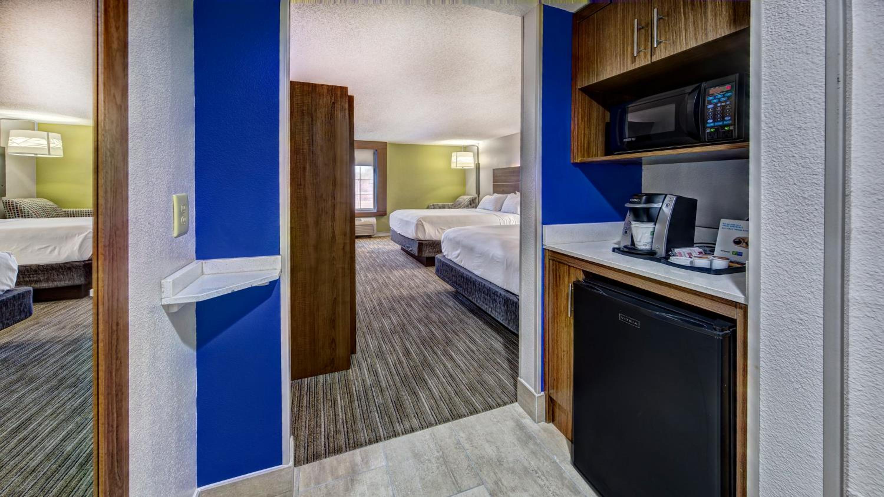Standard Room with Two Queen Beds - Photo 3