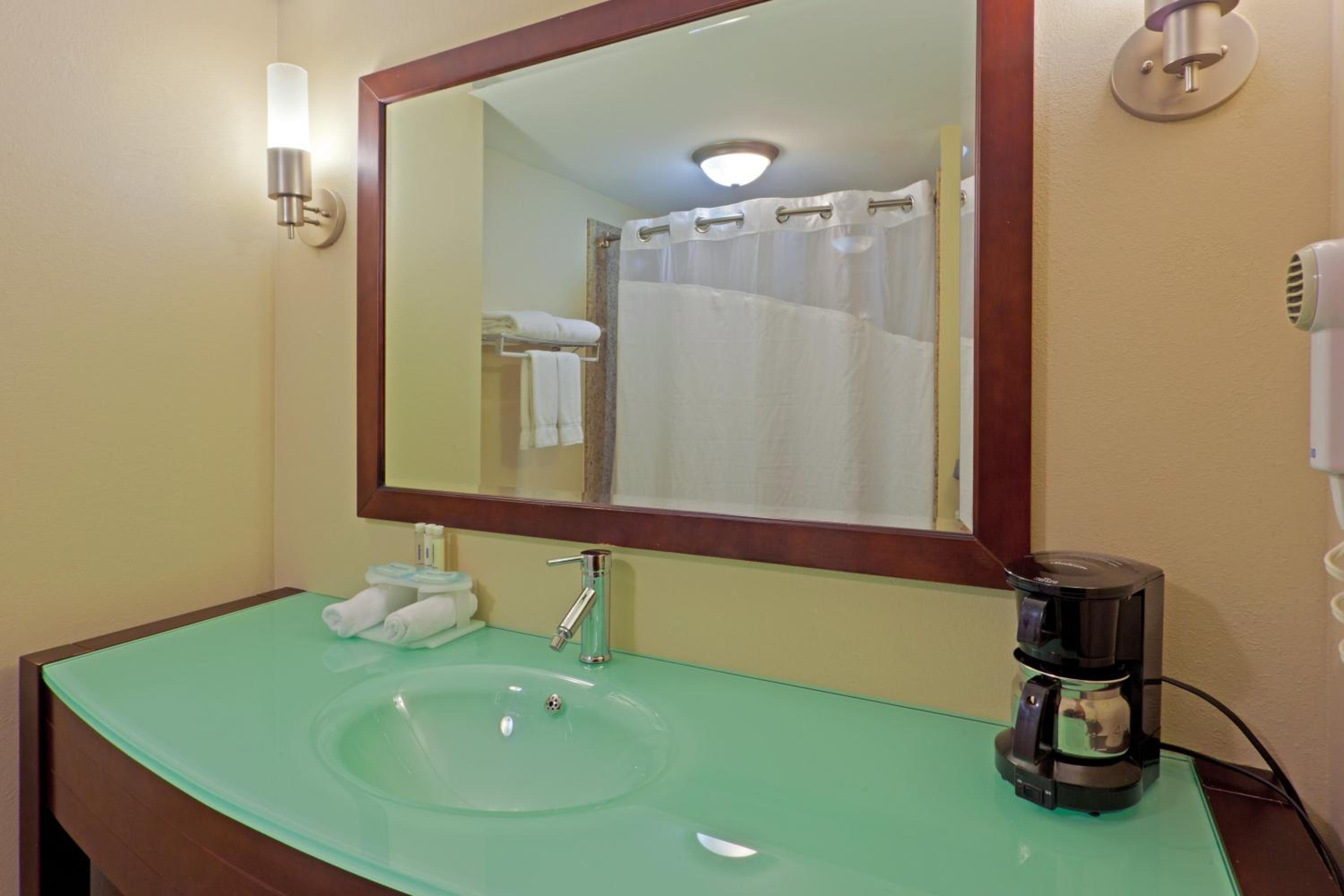Standard King Room - Photo 2