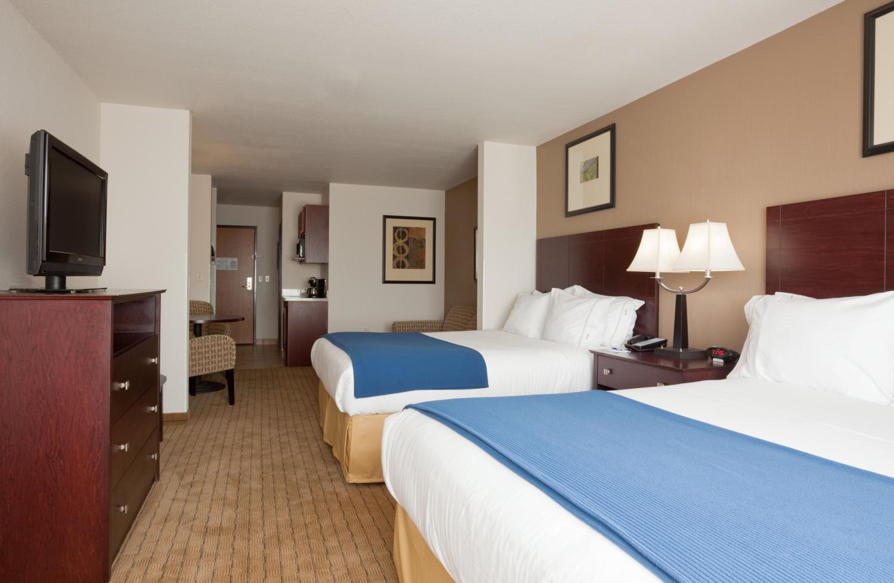 Queen Suite with Two Queen Beds - Photo 1