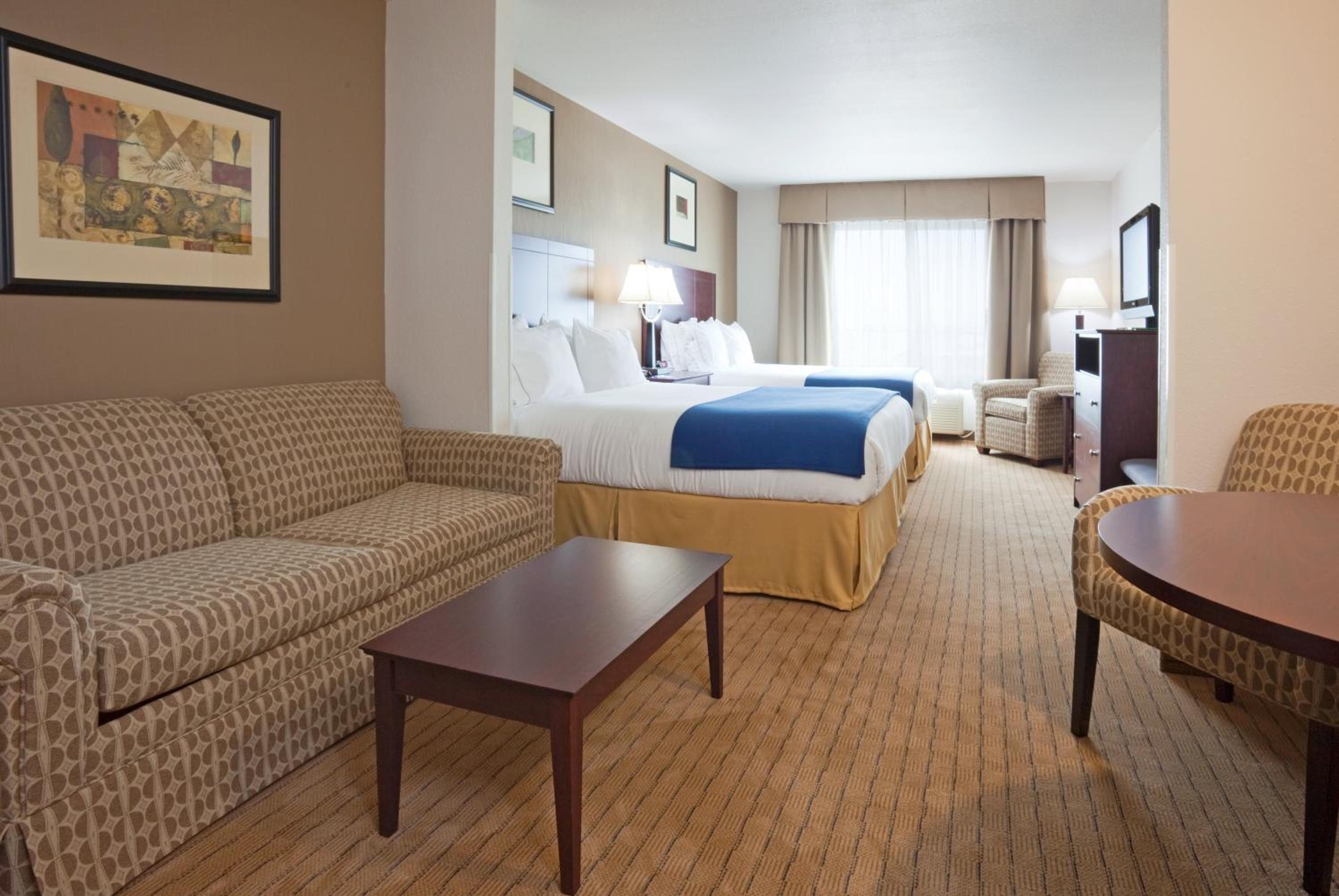 Queen Suite with Two Queen Beds - Photo 3