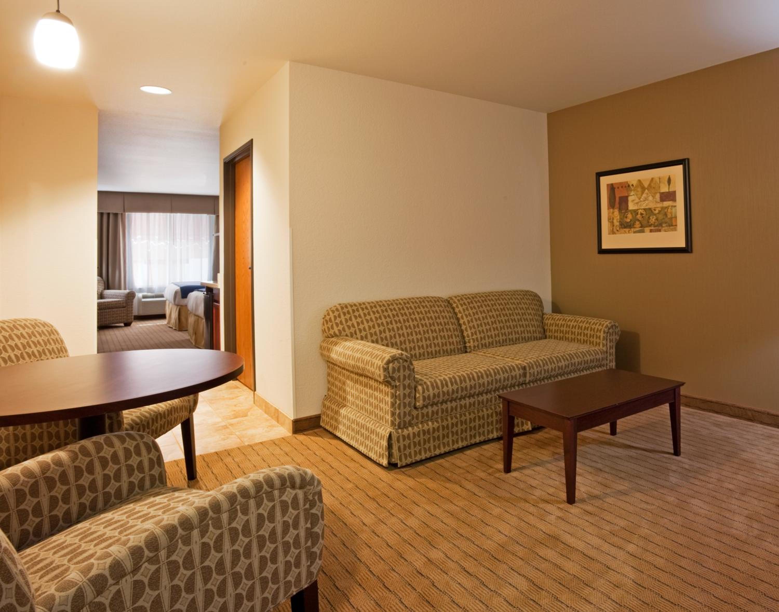 Queen Suite with Two Queen Beds - Photo 2