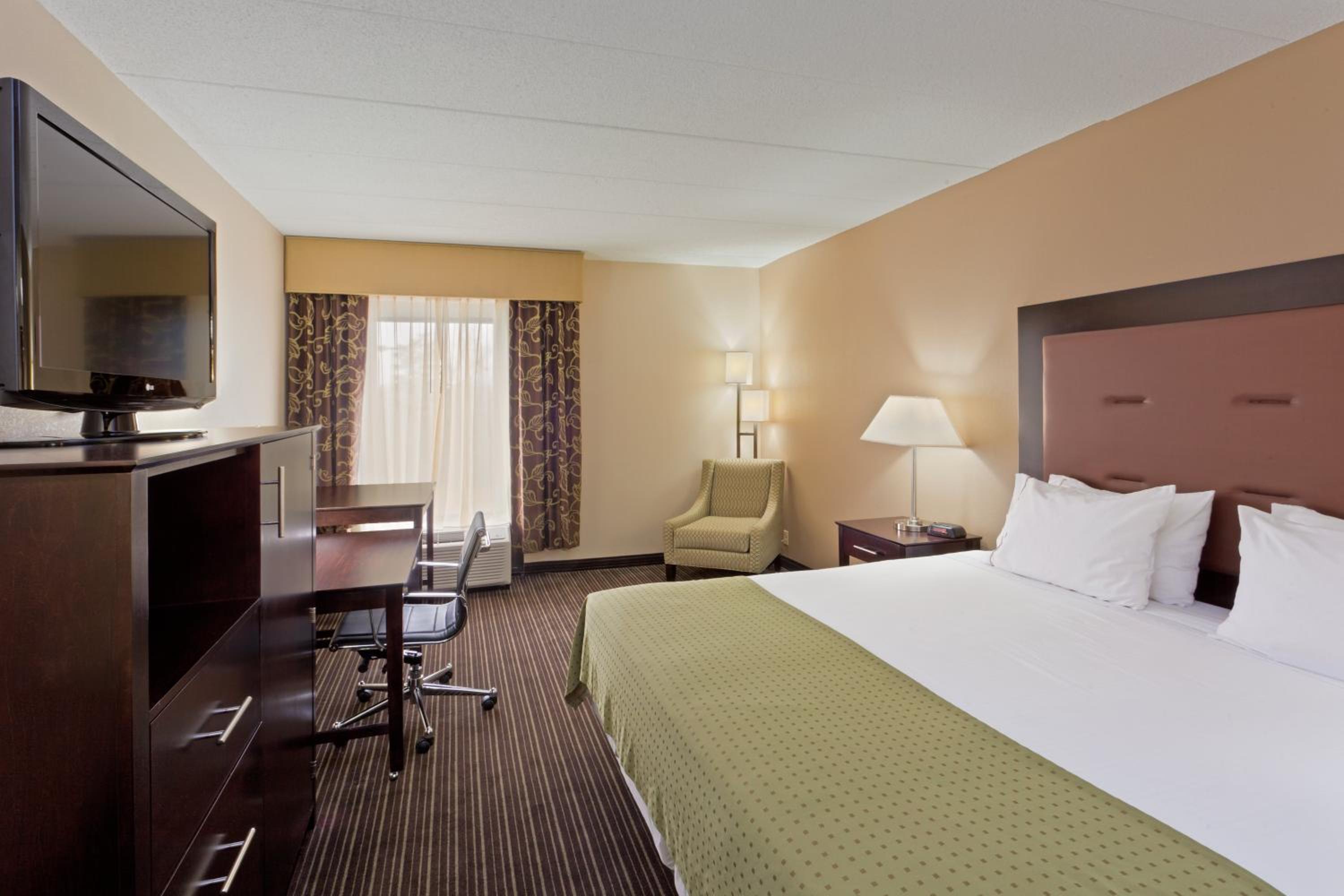 Standard King Room - Photo 3