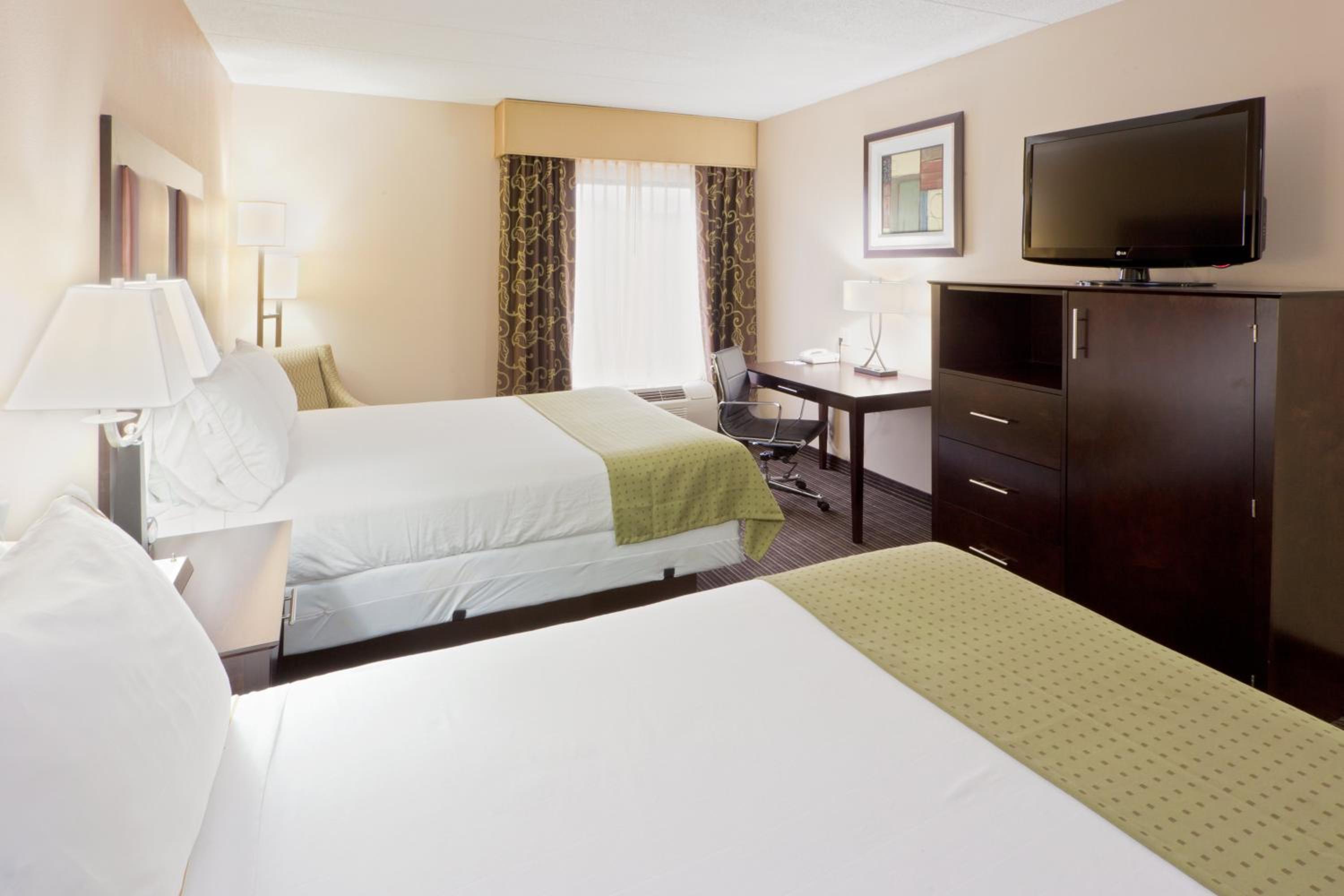 Standard Queen Room with Two Queen Beds - Photo 2