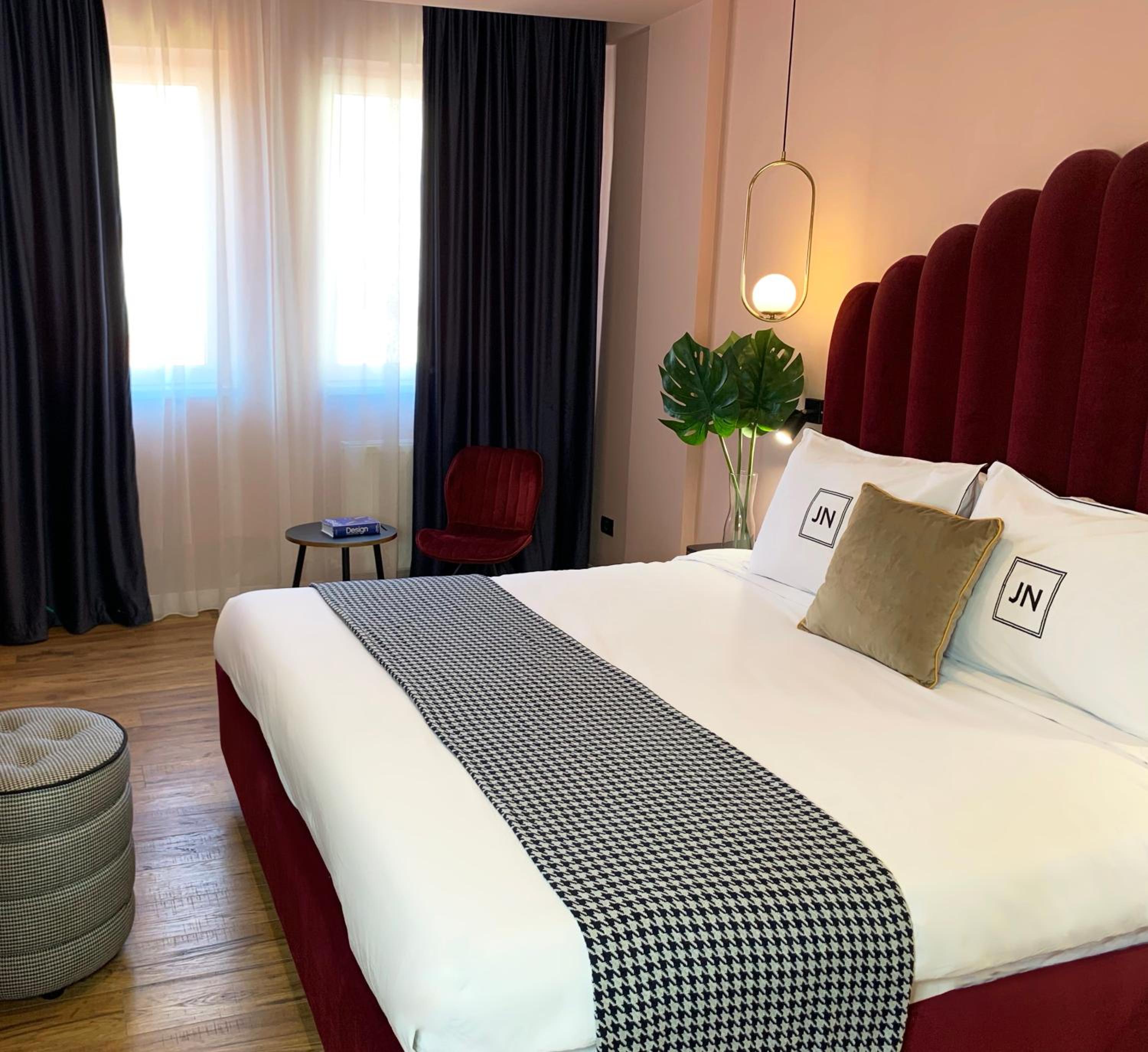 Deluxe Double Room - Photo 13