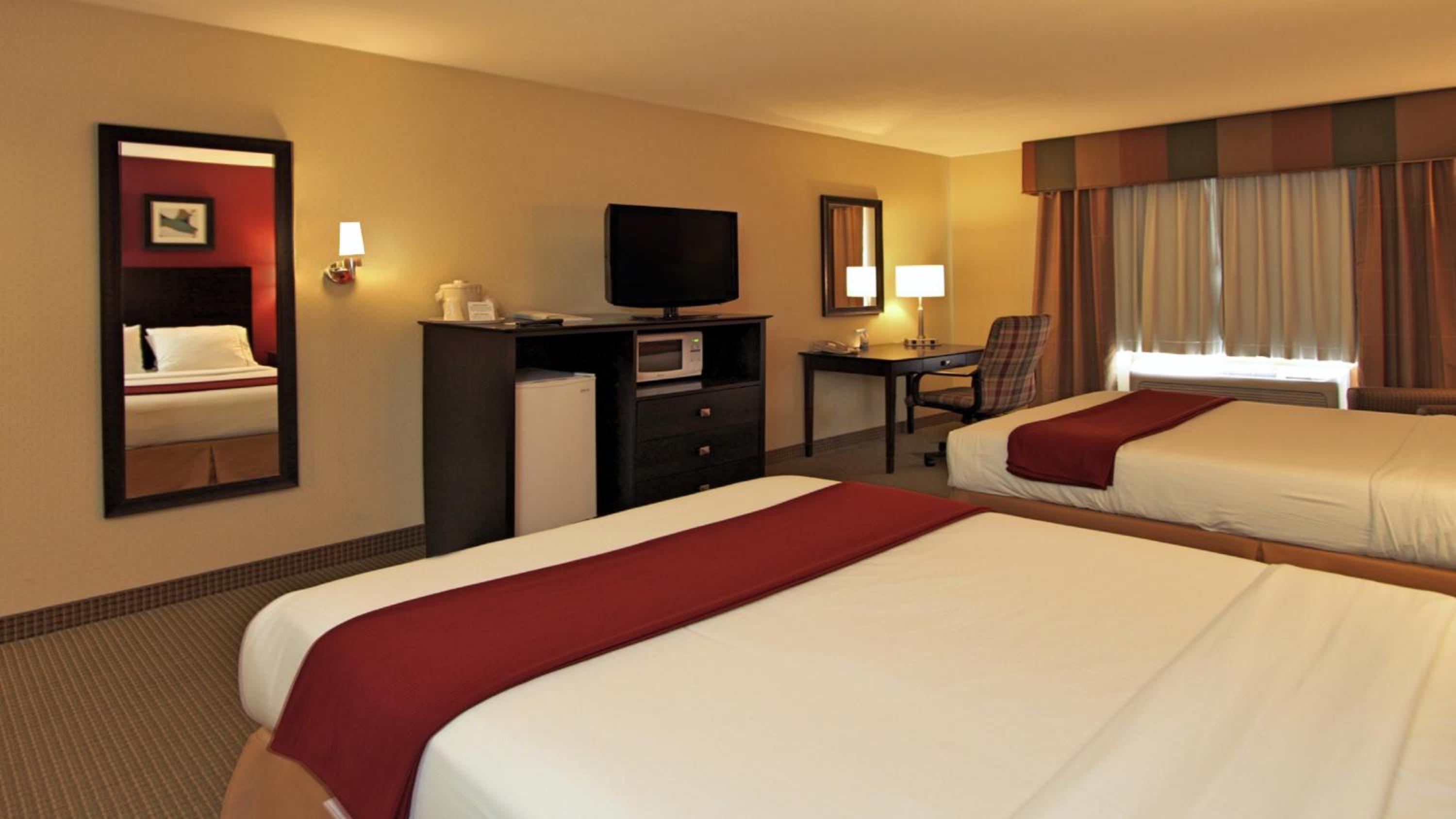 Standard Room with Two Queen Beds - Photo 2